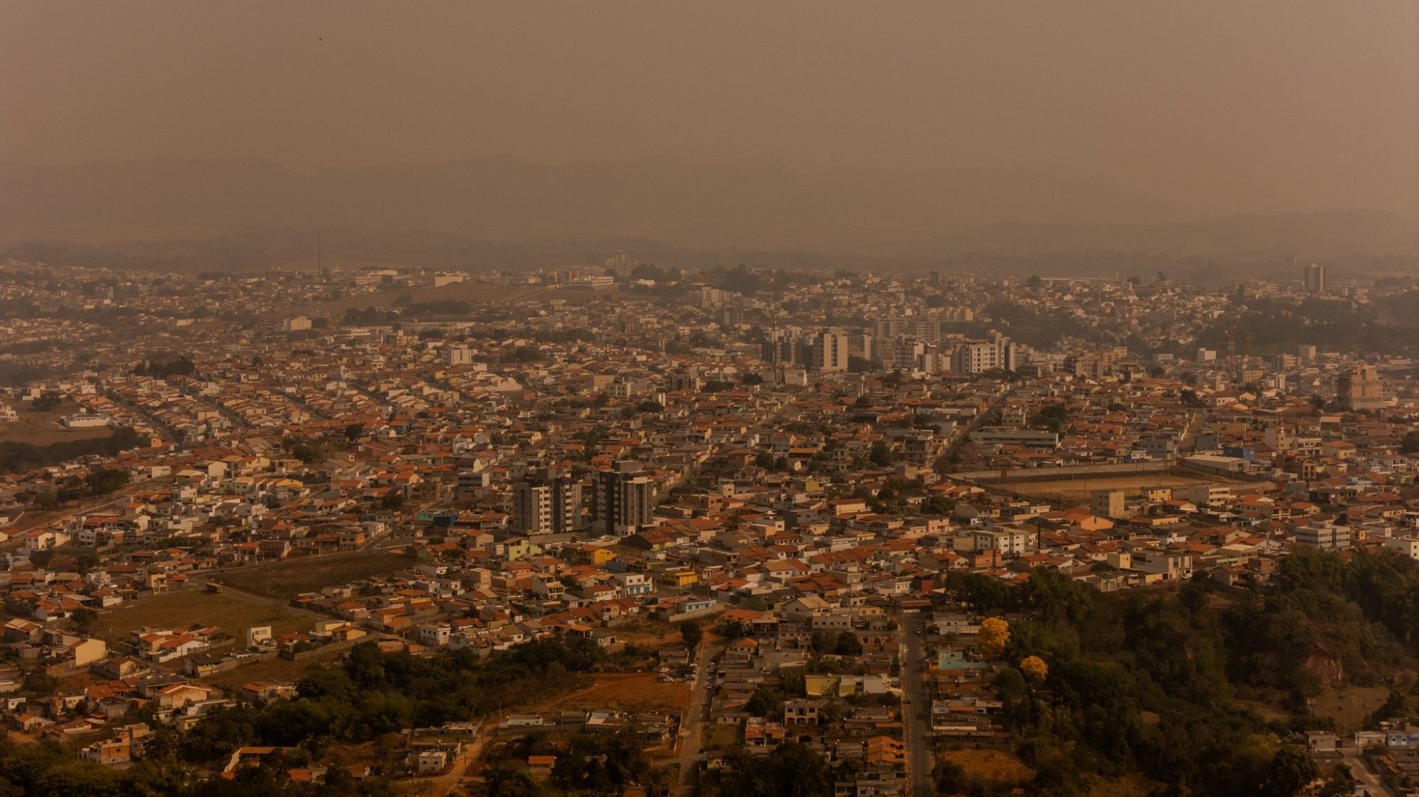 Imagem aérea de Lavras, Minas Gerais, coberta pela fumaça.