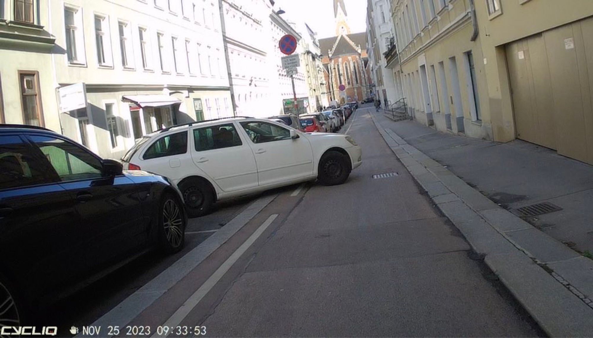 Auto parkt seit wohl gestern Abend auf dem Radweg in der Argentinierstraße in Wien