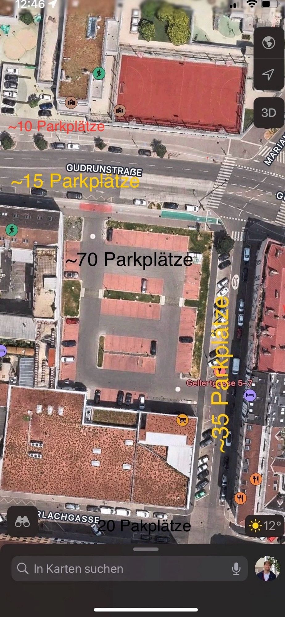 Foto zeigt Lidl Parkplatz und anliegende Straßen. Es befinden sich in direkter Umgebung der Lidl Filiale über 150 Parkplätze an der Oberfläche. Es sind keine Fahrradabstellanlagen zu sehen.