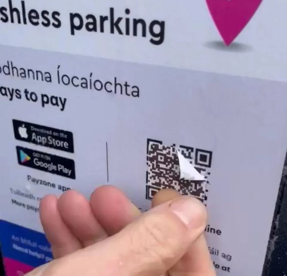 sur l'affichette qui propose les moyens de paiement pour un parking, que du dématérialiser, avec un QR-code à scanner pour payer... mais un petit autocollant est posé sur le QR-code en question, avec un autre, un faux code, qui renverra le paiement vers un autre compte. On le devine à la légère sur-épaisseur, et si on gratte, en effet, ça se décolle et on voit dessous le bon code.