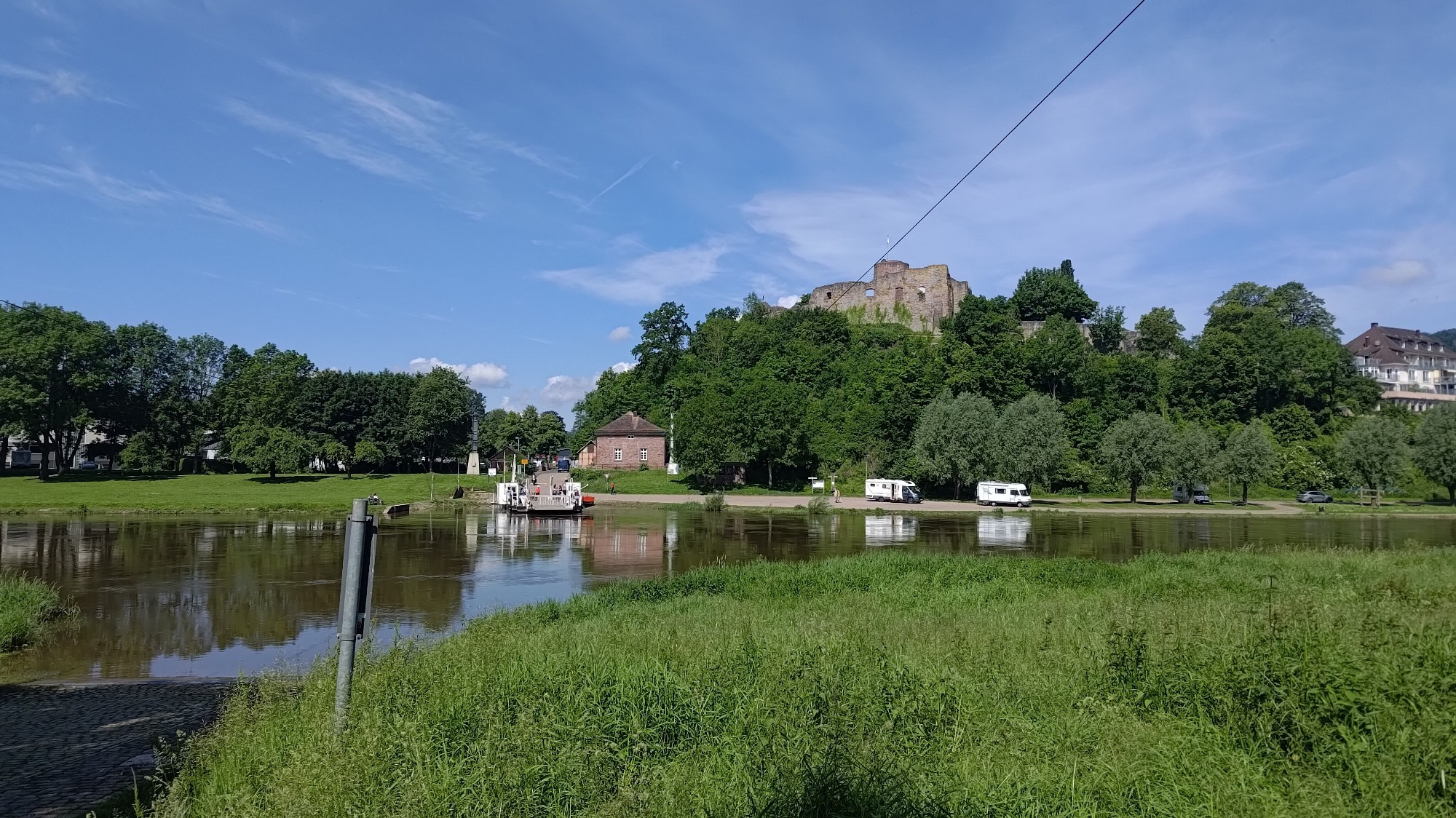 Gierseilfähre über die Weser, dahinter Burgruine Polle