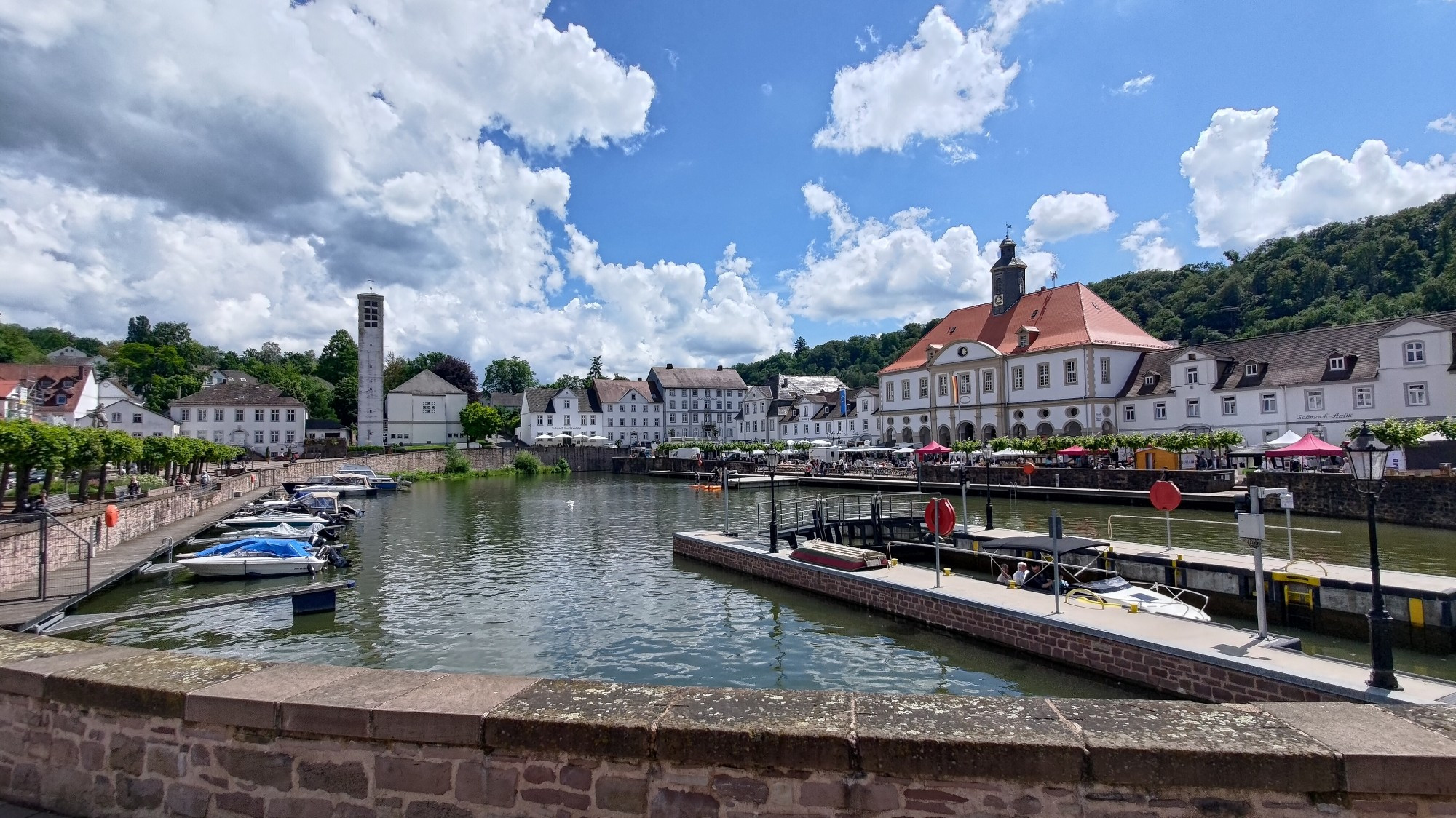 Hafen von Bad Karlshafen mit barocken Gebäuden rundherum