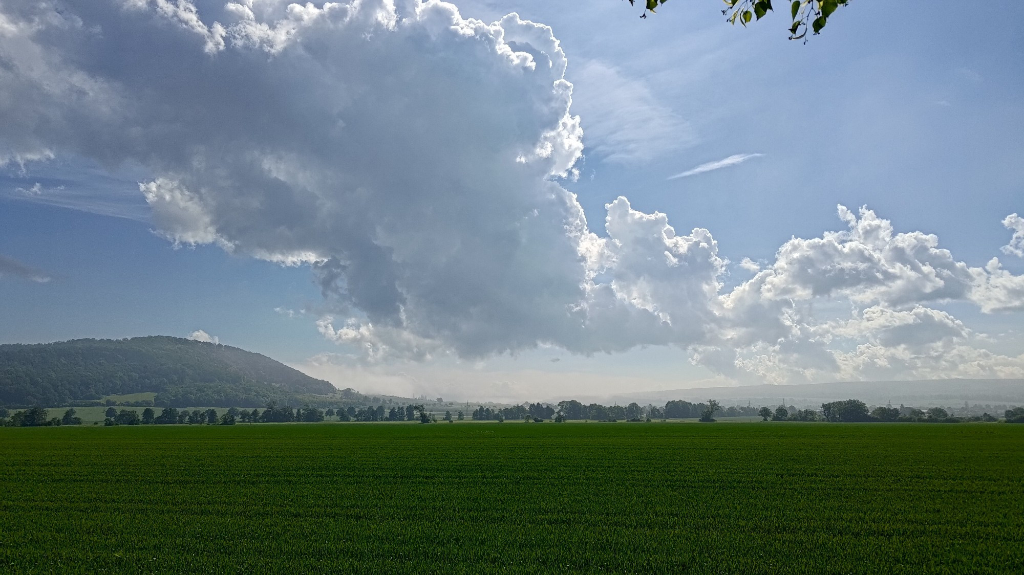 Landschaft im Wesertal, interessante Wolkenberge