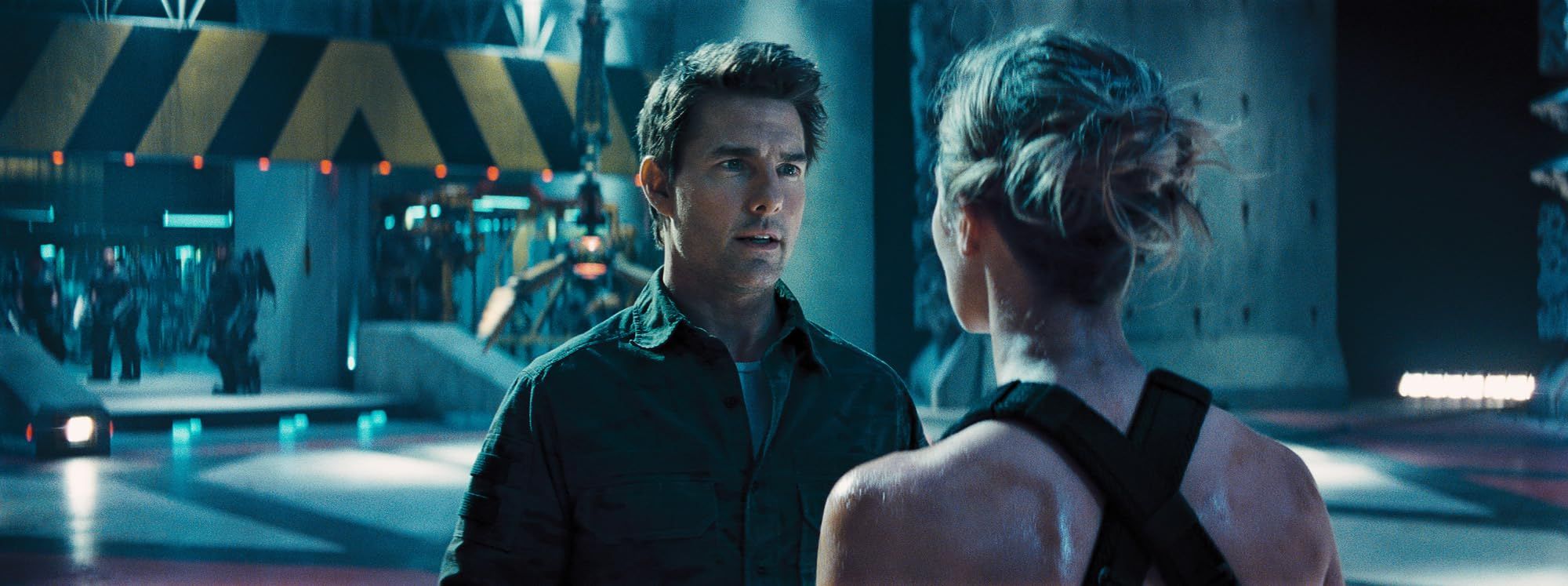 Major Bill Cage (Tom Cruise) talks with Sgt. Rita Vrataski (Emily Blunt) on her training course after getting stuck in a time loop and meeting her in the future.