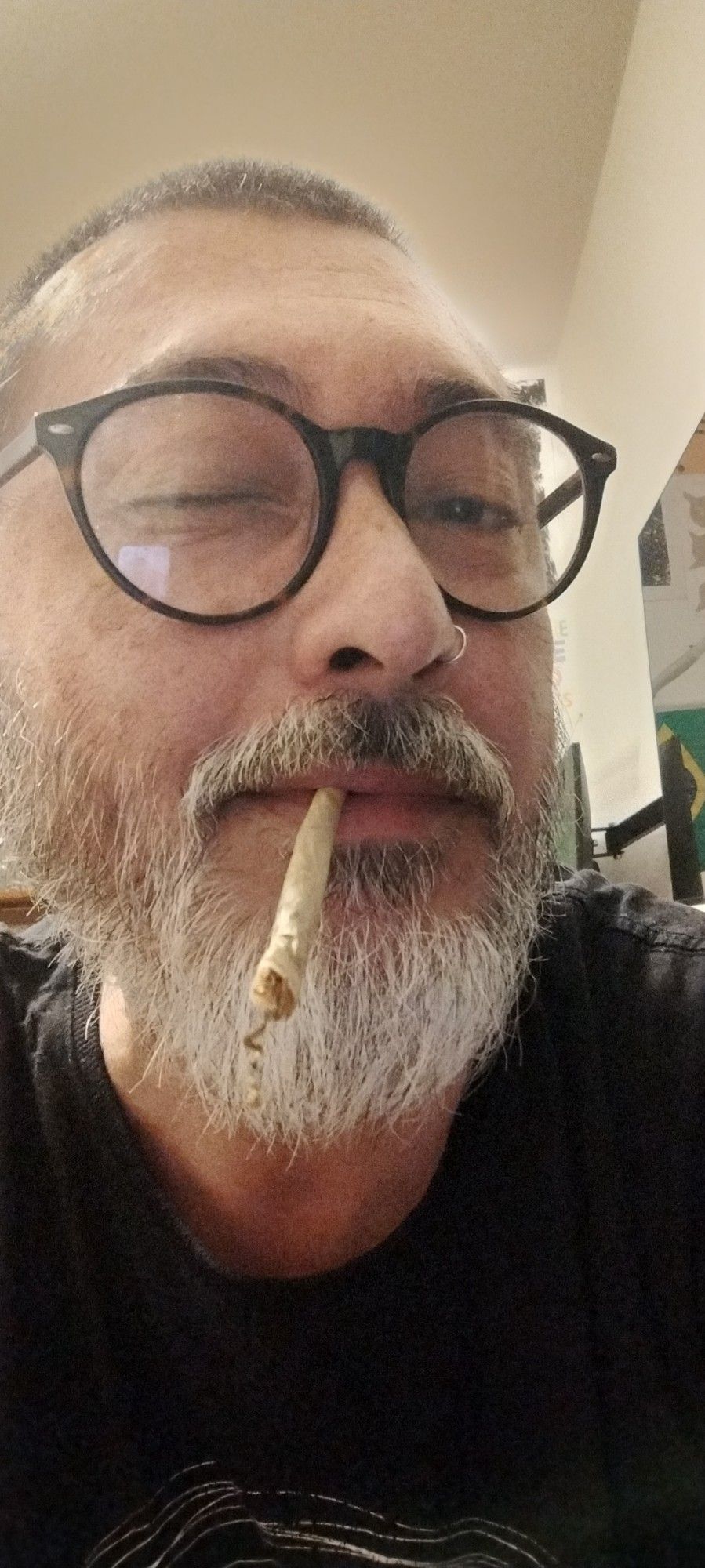 auti retrato com um cigarro enrolado na boca