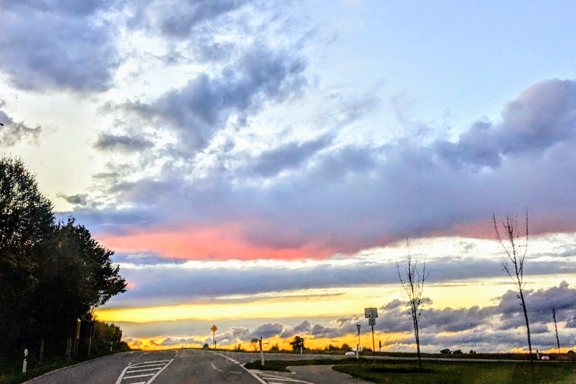 Wolken leuchten von unten.