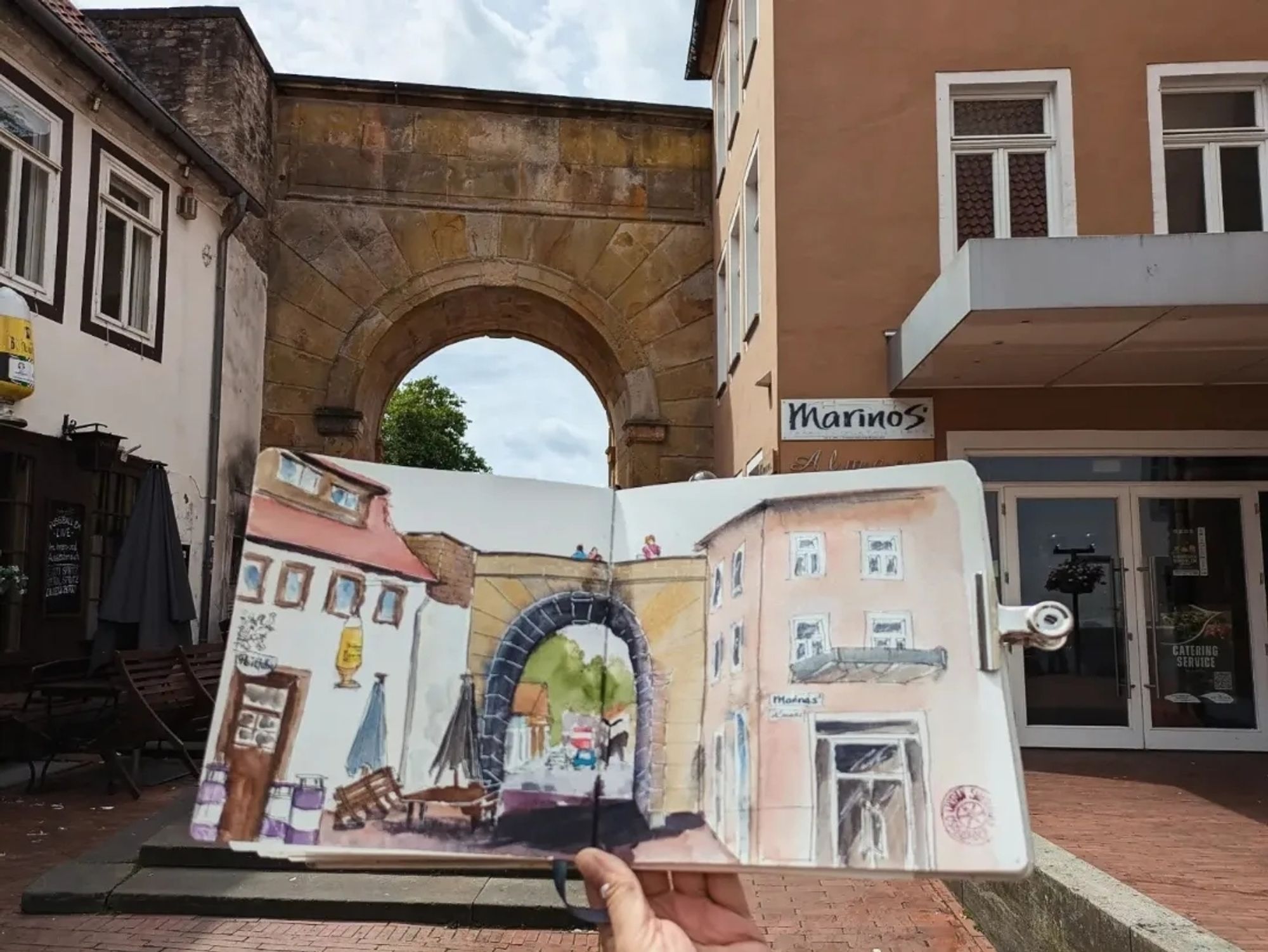 Heger Tor, a triumph arch with its surrounding pubs + restaurants in an urban sketch with ink and watercolor