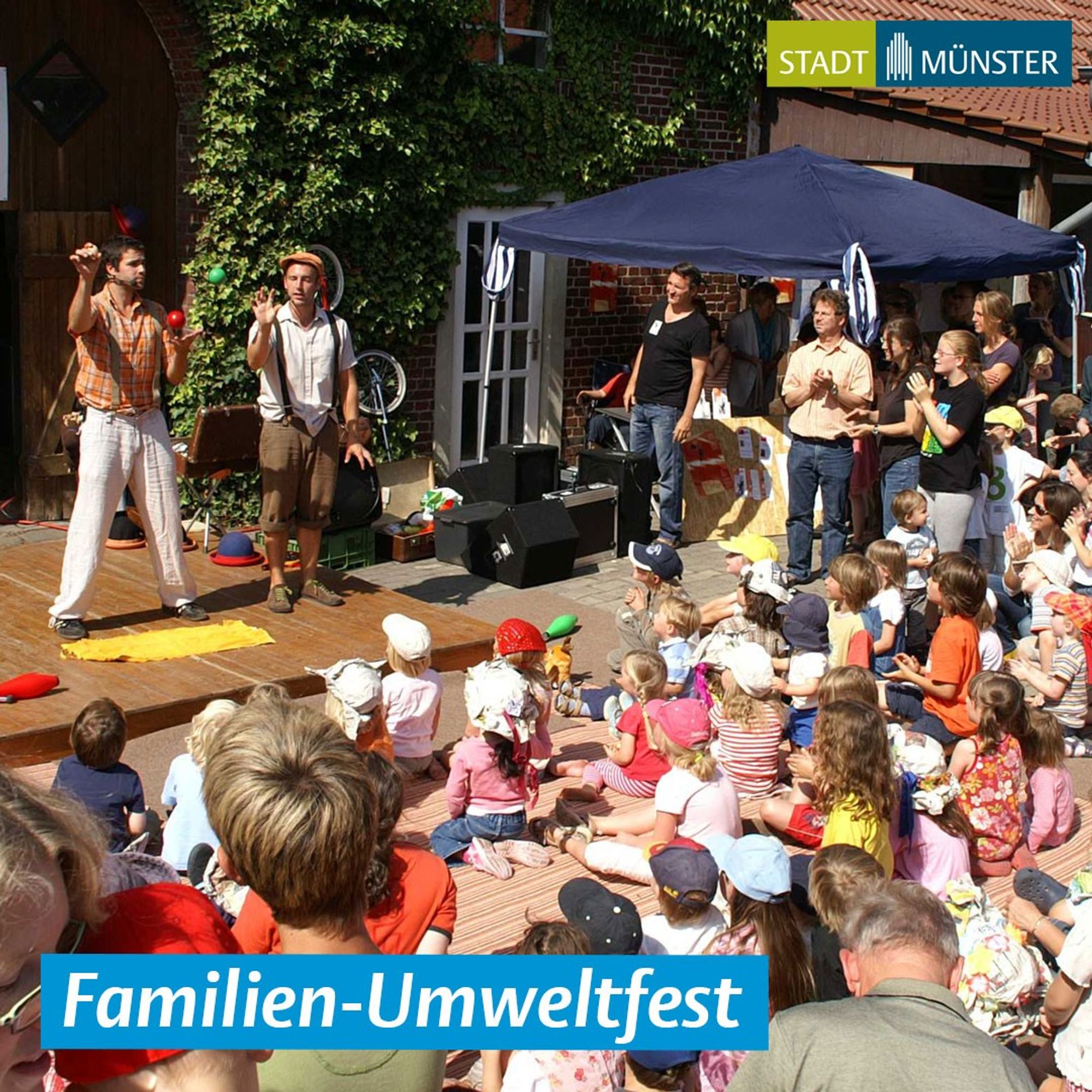 Künster jonglieren auf dem Familien-Umweltfest