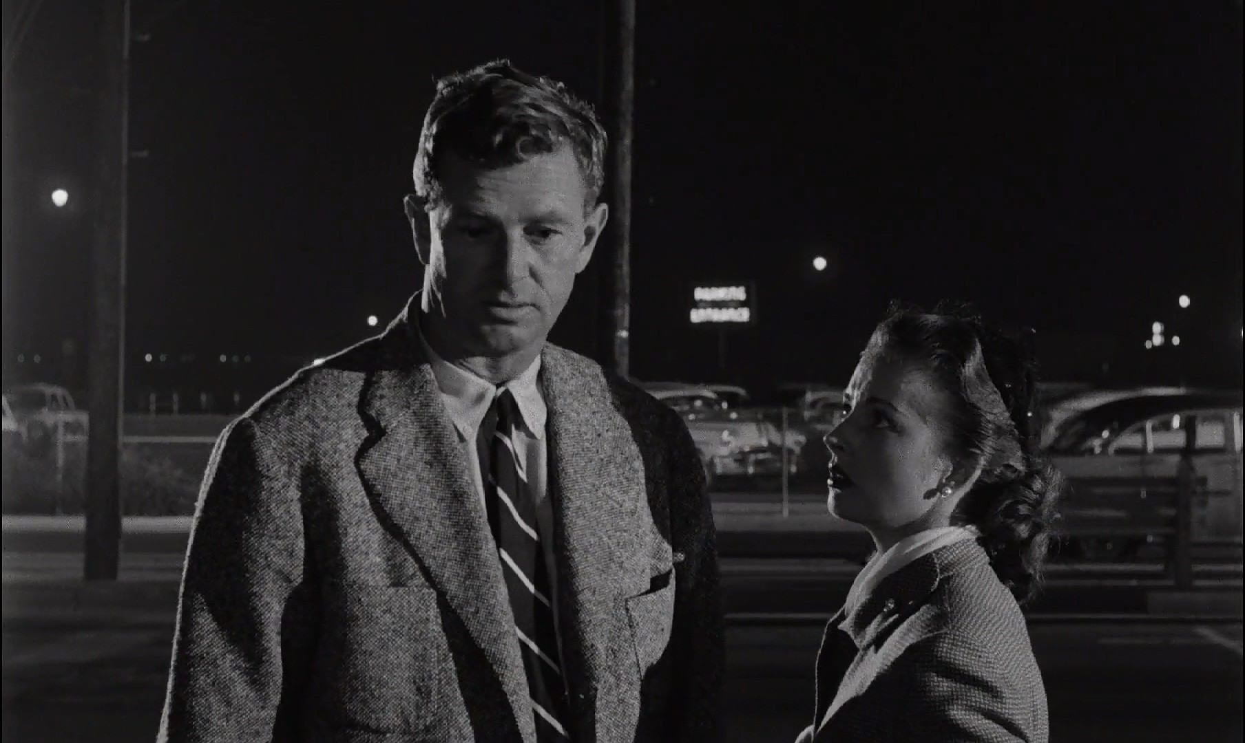 Johnny Clay (Sterling Hayden) gives the camera his thousand-yard stare, whilst his fiancé (Coleen Gray) watches in fear.

This ending had me laughing so hard lmao