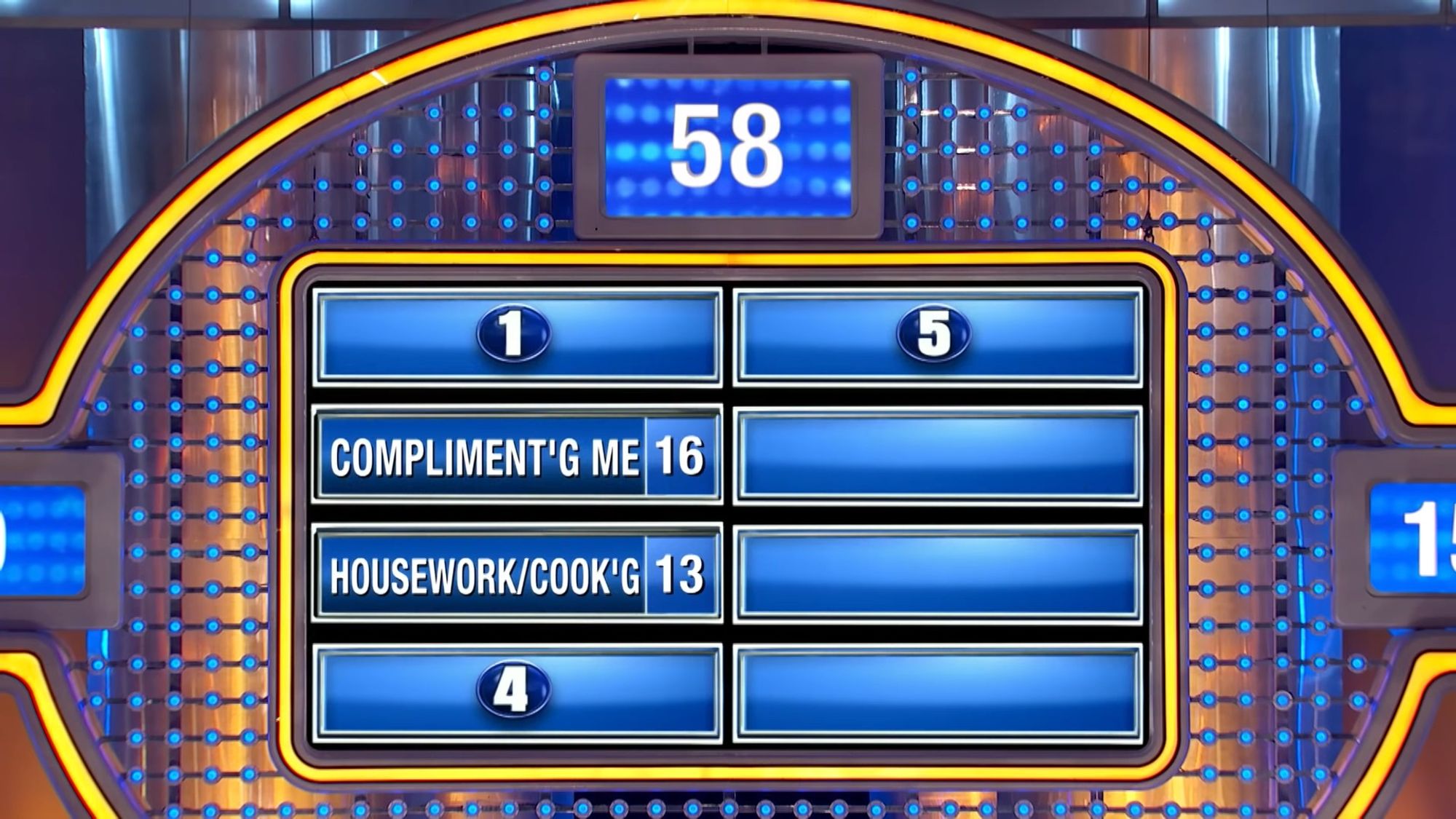 Telão do Family Feud mostrando as opções "Compliment'g me" e "Housework/Cook'g"