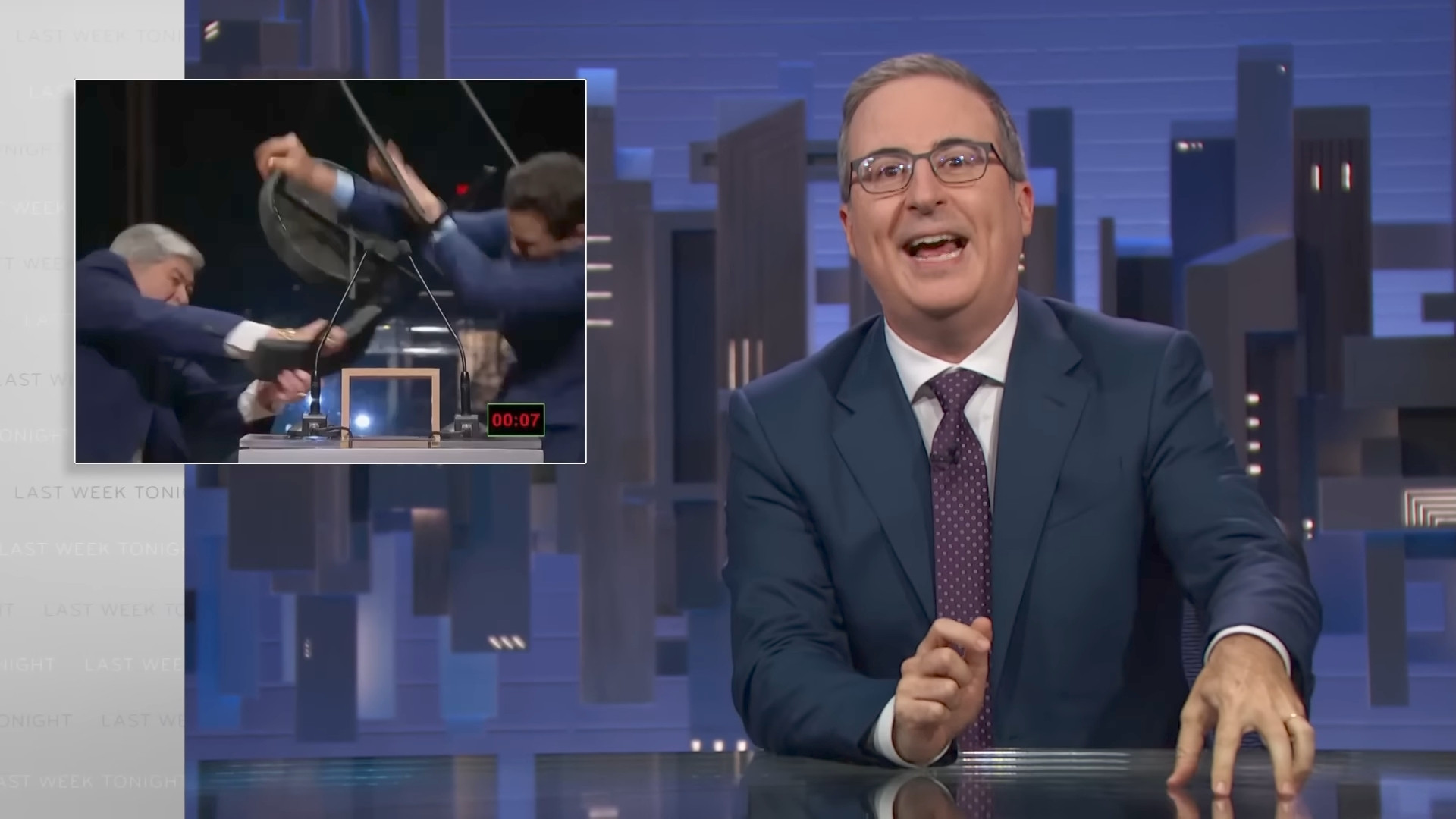 Last Week Tonight desse domingo, com a foto do Datena agredindo o Marçal ao lado do apresentador John Oliver.