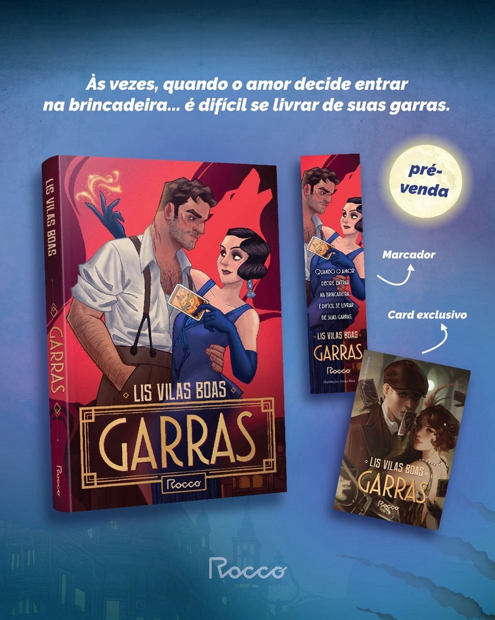 Imagem quadrada de fundo azul mostrando abertura da pré-venda do livro “Garras”. A arte mostra a capa do livro, um marcador com a arte da capa e um card com uma arte do casal.

Descrição completa: 
Ilustração de capa de livro: sobre um fundo vermelho com a silhueta de um lobo uivando em vermelho mais claro há um casal, casal se olhando.
O homem é alto, tem cabelo curto castanho, um pouco de barba por fazer, olhos escuros e de pele marrom clara. Ele usa roupas de trabalhador: camisa branca com as mangas enroladas até o cotovelo, a gola aberta mostrando a camiseta branca e parte do peito cabeludo, e calças com suspensórios marrom. Ele está com o braço ao redor da cintura de uma mulher.
A mulher é mais baixa que o homem, tem cabelo preto curto, olhos escuros, pele clara, ela usa um vestido azul com luvas longas combinando, estilo anos 1920. Ela segura uma carta que parece de tarô em uma das mãos e a outra está erguida atrás das costas do homem e tem ondas de magia saindo dela.