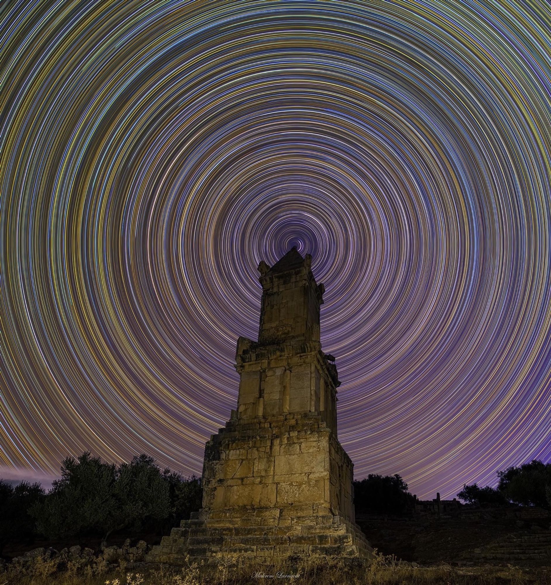 Zirkumpolar (Astronomie)

Zirkumpolarsternbilder der nördlichen Hälfte der Erde: Die Hilfslinien zeigen, wie man den Polarstern finden und damit die Himmelsrichtung Nord bestimmen kann.
In der Astronomie bezeichnet man für einen bestimmten Ort auf der Erde diejenigen astronomischen Objekte als zirkumpolar (von lateinisch circum „herum“ und altgriechisch πόλος pólos „Erd-, Himmelsachse, Nord-/Südpol“), die sich in der Nähe des Himmelspols befinden und nicht untergehen. Im Zusammenhang mit Sternen spricht man von Zirkumpolarsternen, im Zusammenhang mit Sternbildern von Zirkumpolarsternbildern.

Da die Erde rotiert, beschreiben die Himmelsobjekte scheinbar Kreisbahnen, deren Mittelpunkte auf der verlängerten Erdachse (der Himmelsachse) liegen.