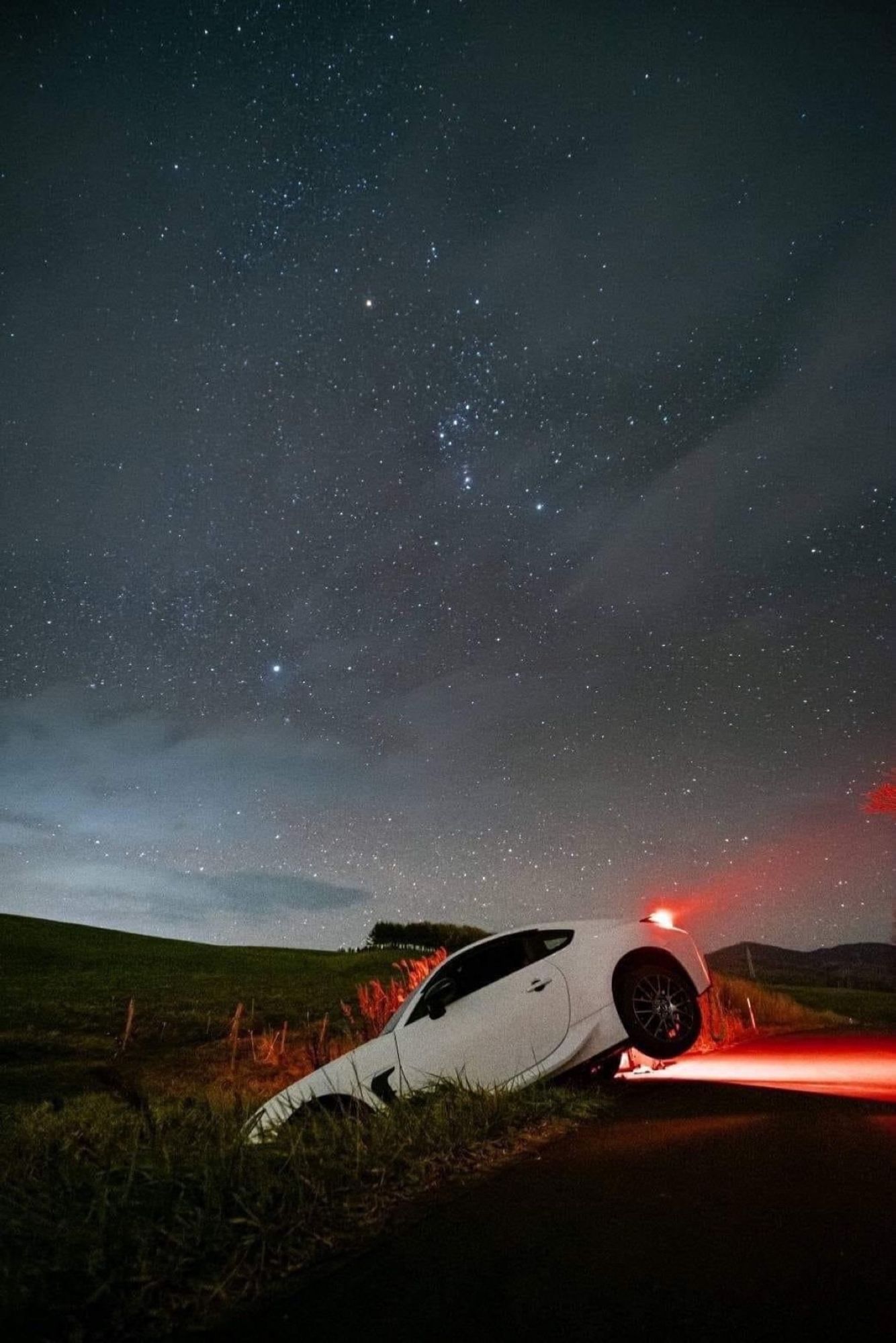 Der Orion [oˈʀiːɔn] ist ein markantes Sternbild, das am Himmelsäquator liegt. Es ist weltweit Mitte Dezember gut zu sehen, weil es um Mitternacht dann hoch über dem Horizont steht und sich die Sonne auf der Gegenseite des Sternenhimmels weit unterhalb des Horizonts befindet. Für nördliche Breitengrade wie in Mitteleuropa gilt das wegen des dortigen Winters mit seinen langen Nächten in besonderem Maße, und das Sternbild ist um Mitternacht dort verhältnismäßig hoch über dem südlichen Horizont zu sehen.

Das Sternbild hat mit Rigel und Beteigeuze zwei Sterne erster Größe. Drei Sterne zweiter Größe stellen den Gürtel des Orion dar: Alnitak (Zeta Orionis), Alnilam (Epsilon Orionis) und Mintaka (Delta Orionis). Das Sternbild enthält ein ausgedehntes Sternentstehungsgebiet, dessen auffälligste Komponente der mit bloßem Auge sichtbare Orionnebel ist.