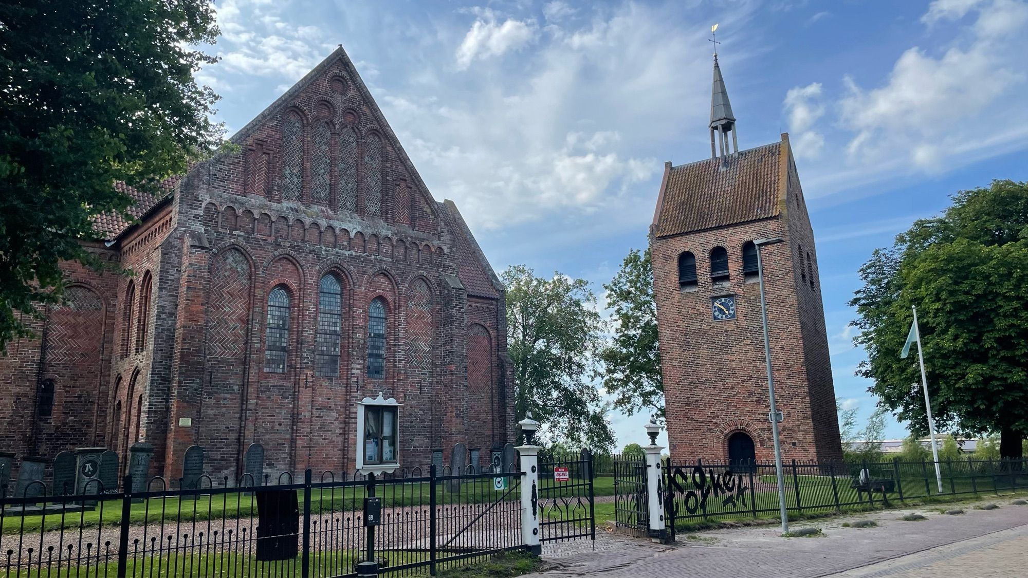 Uitzicht onderweg terug naar m'n dorp: de kerk en toren van Garmerwolde. De kerk is in september tijdens het Open Monumentenweekend de plek waar ik met m'n fotogroep ga exposeren.