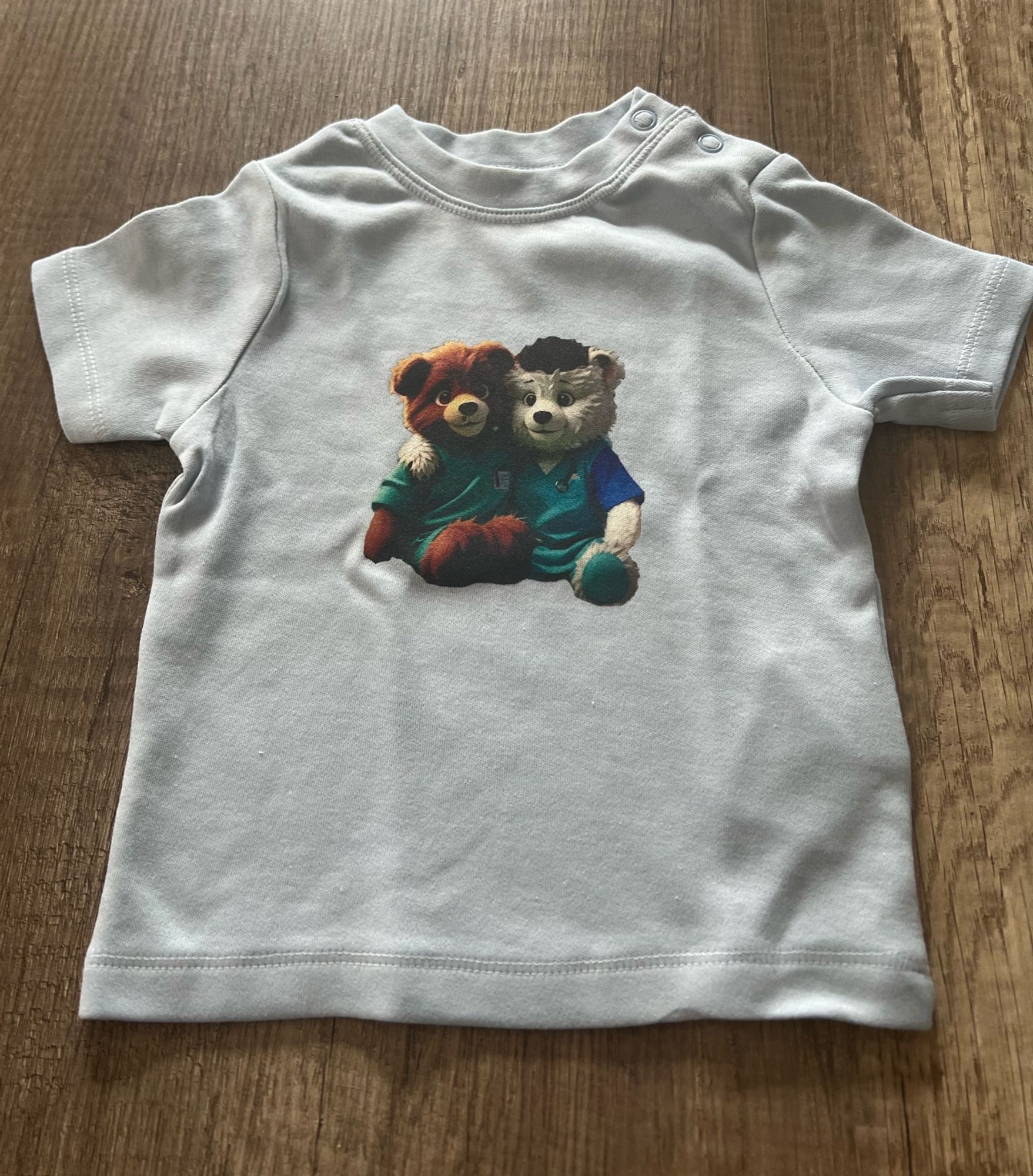 Baby T-shirt mit bild Bearlove between two bears.

2 Teddybären einer braun, einer weiß in Krankenhaus Kleidung, legen sich gegenseitig die Pfoten auf die Schultern.