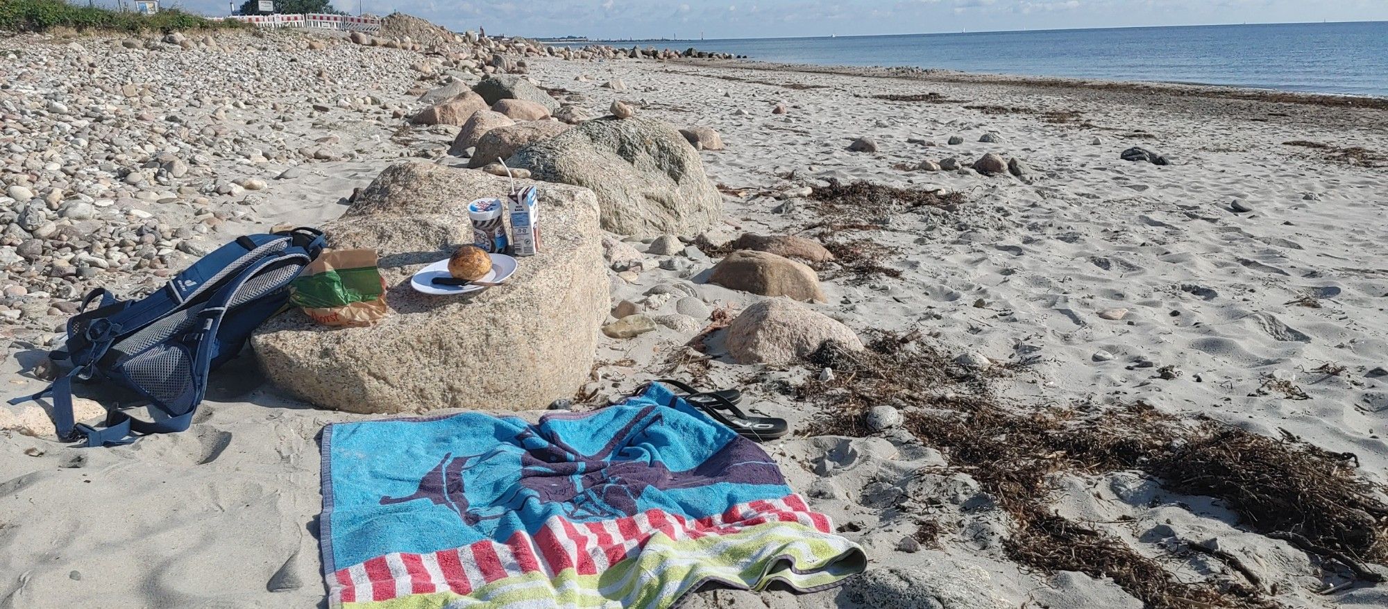 Strandfrühstück, ein Findling dient als Tisch