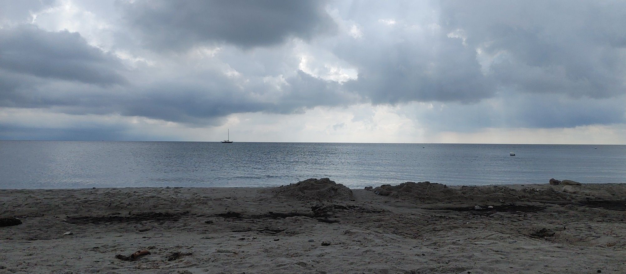 Ostsee, Strand, dunkle Wolken