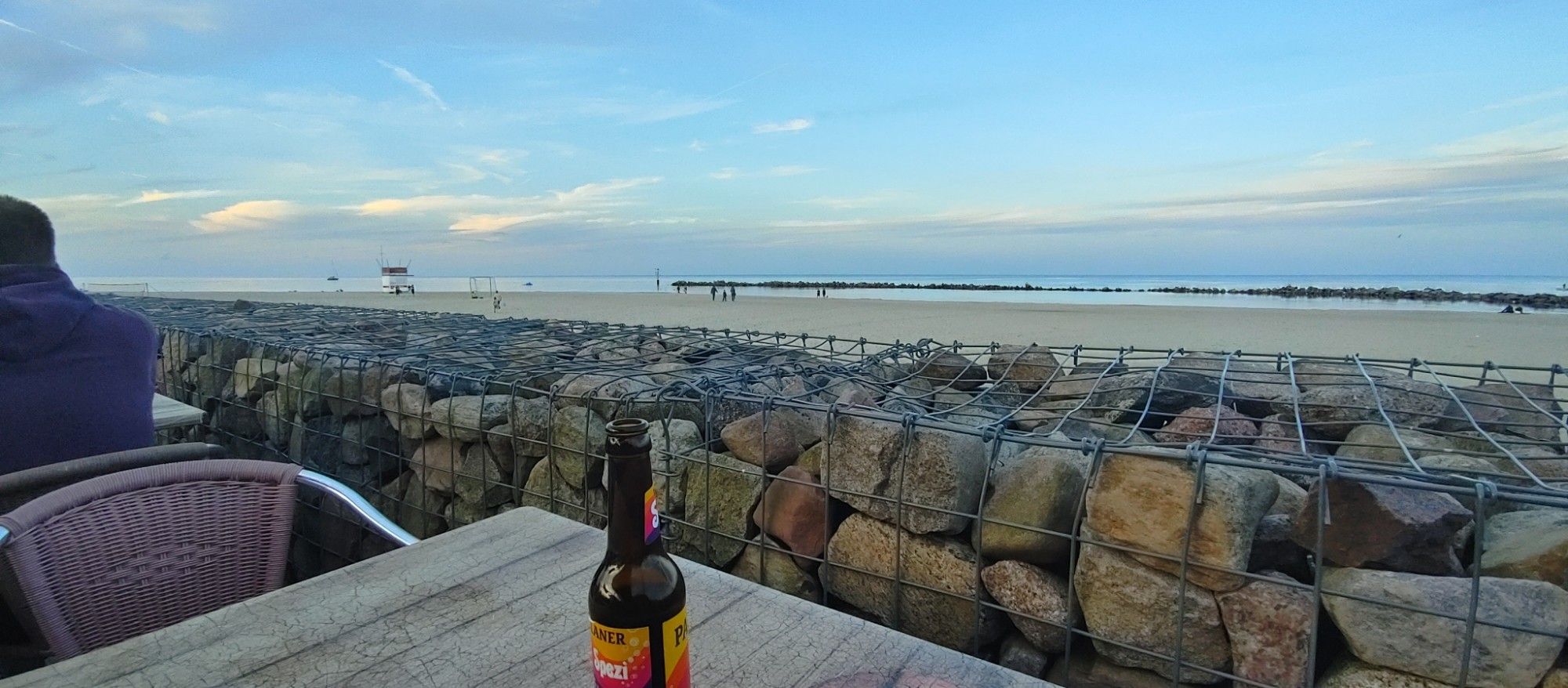 Blick von einer Terasse auf Strand und Ostsee.