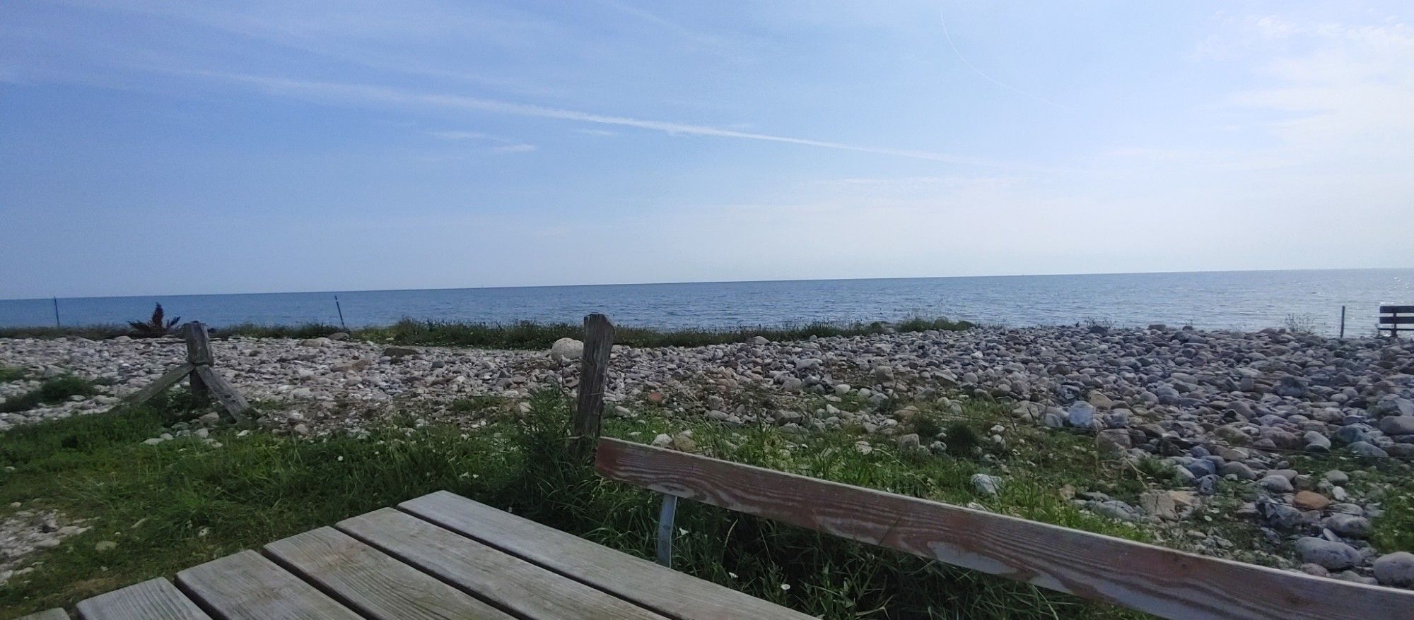 Blick von einem Rastplatz am einer Steilküste, davor die weite Ostsee