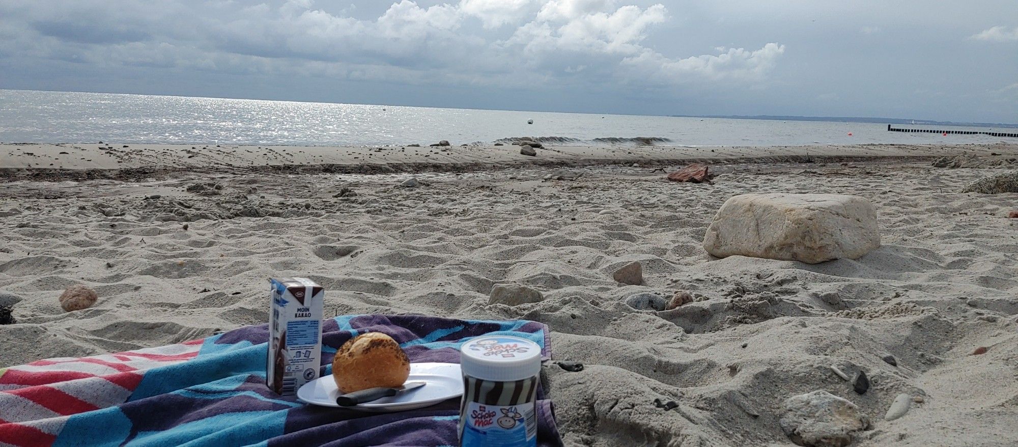 Frühstücksplatz am Strand. Im Hintergrund die Ostsee, und ein wolkenverhangender Himmel