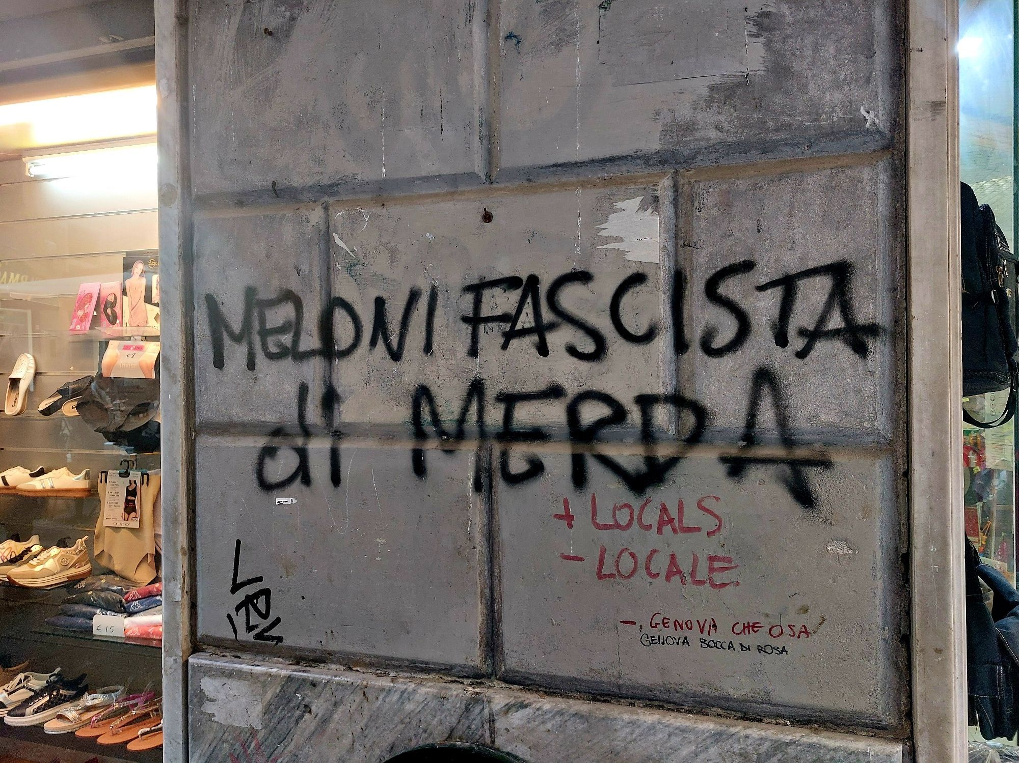 Grafitto an Hauswand in italienischen, übersetzt: Meloni ist eine scheiss Faschistin