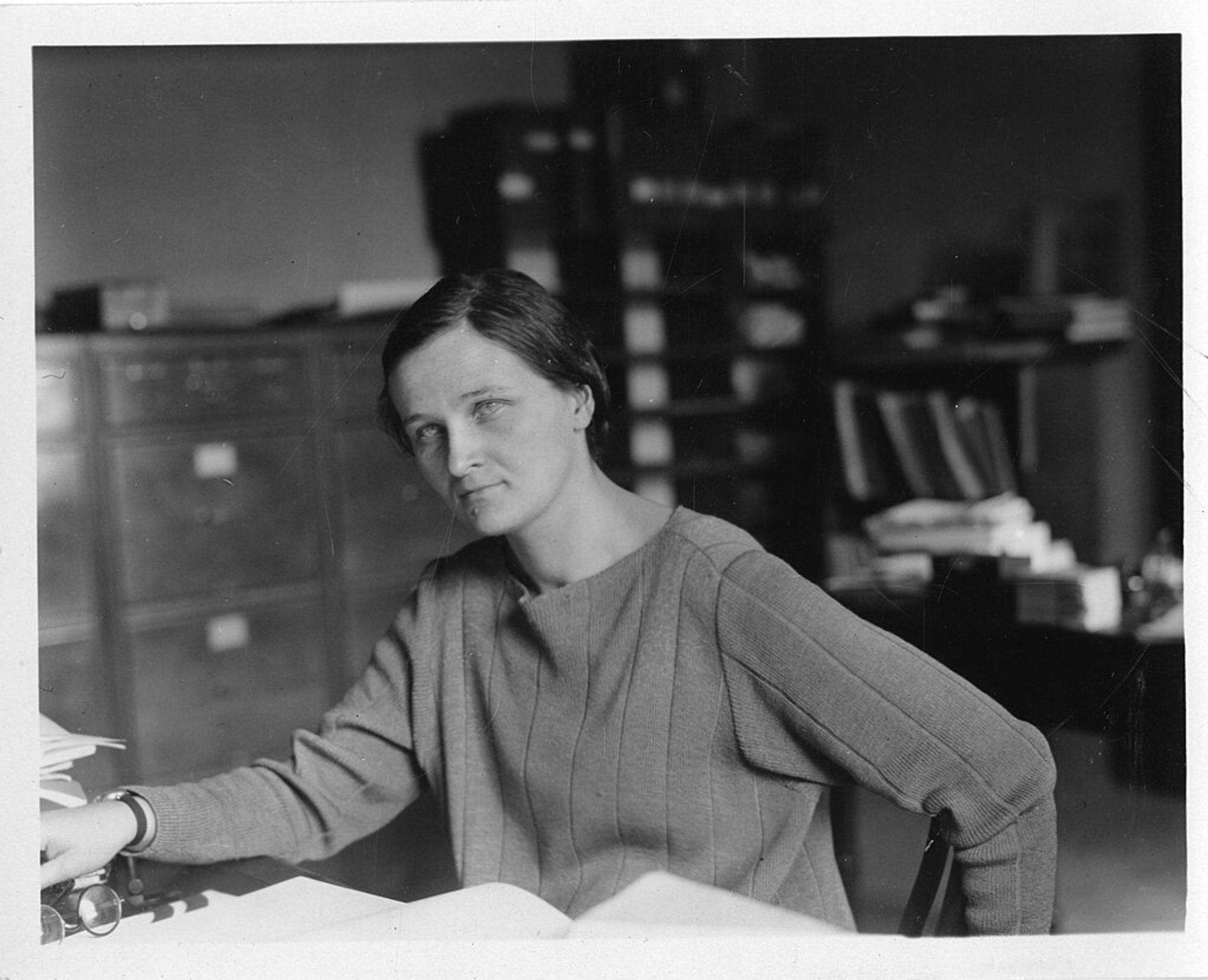 schwarzweissbild von Cecilia Payne in ihrem Arbeitszimmer