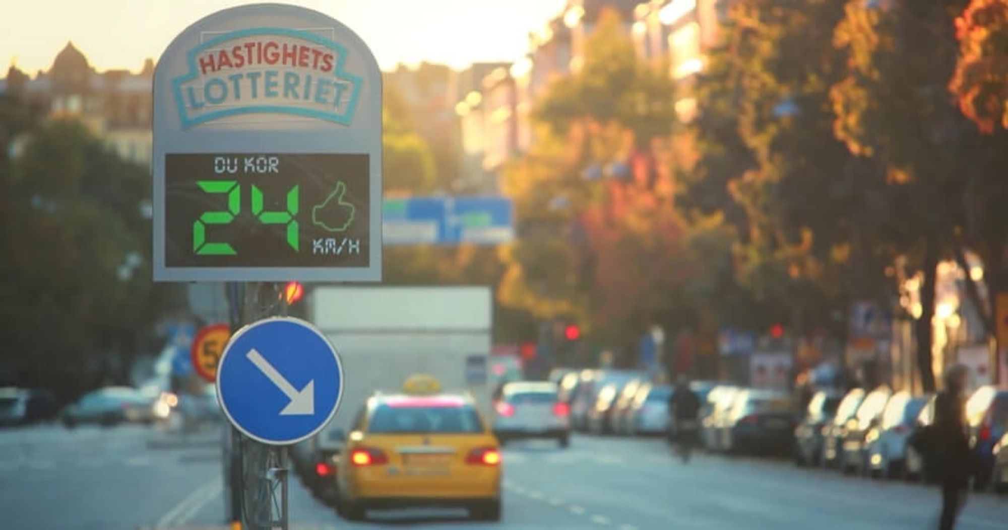 Eine Radartafel mit Geschwindigkeitsanzeige 
Darüber ein Schild "Hastighets Lotteriet"