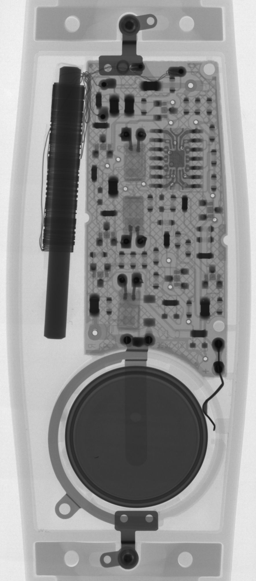 Röntgenbild eines modernen Brustgurtes eines EKGs. Man erkennt viele Bauteile, Elektroden/Messfühler, einen IC, eine Antenne - es wirkt sehr komplex