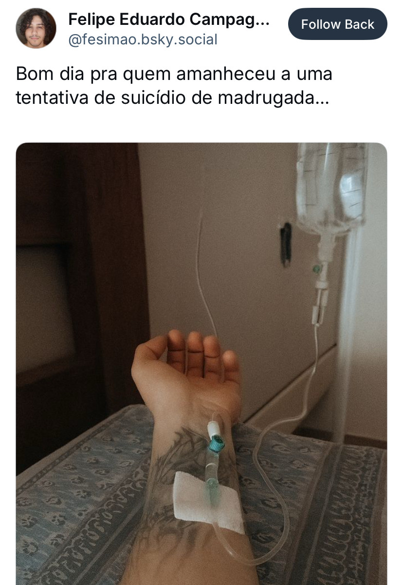 Print de um post que mostra um braço sobre um colchão com lençol estampado. Nesse braço tem uma tatuagem e a agulha que está supostamente enfiada no braço está por cima de um esparadrapo. Uma mangueirinha sobe e está conectada a lugar nenhum. A outra vai para uma bolsa de algum líquido.