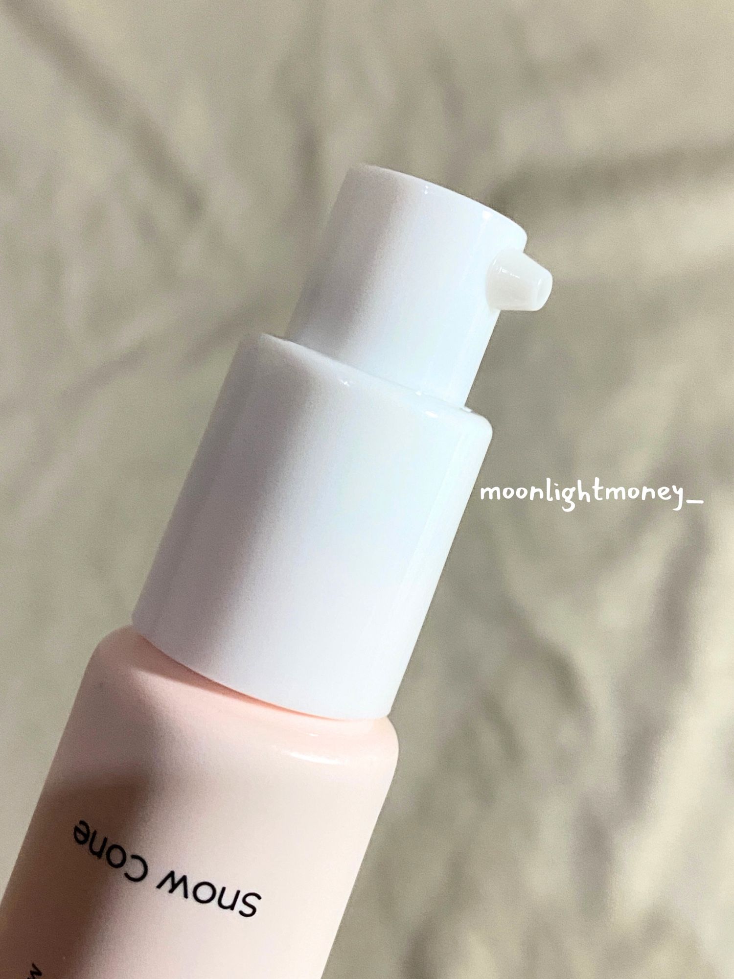 packagingnya jga travel friendly, bukan yg kaca gtu. dia jga pump nya udah airless. 

isinya jga pas bgt kaya ukuran foundation reguler pada umumnya 30ml. 

shade yg aku pakai ini snow cone ya. disclaimer skintone aku light to medium neutral undertone yaa