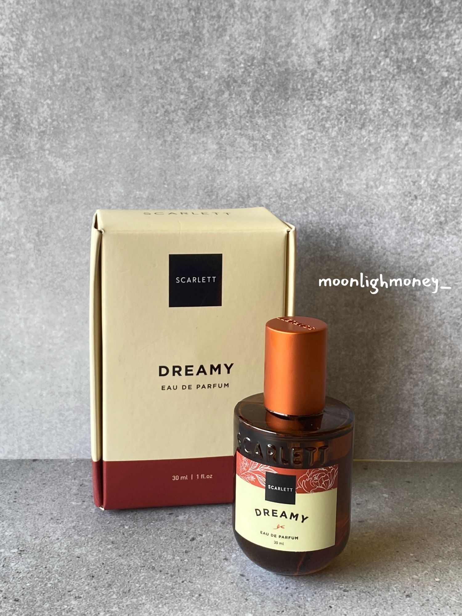 ini parfume dr scarlett yg varian dreamy✨ 

kynya kalian udh pd tau ga si krna sempet viral & aku si telat cobain😭🙏🏻 

jxb kemarin ak byk sniff2 parfum gt, tp pas sniff ini ky lgsg terbesit "gilak pantes viral org enak bgt wanginya"😭

bisa beli disini
🔗 s.shopee.co.id/3VPCTqgNSH