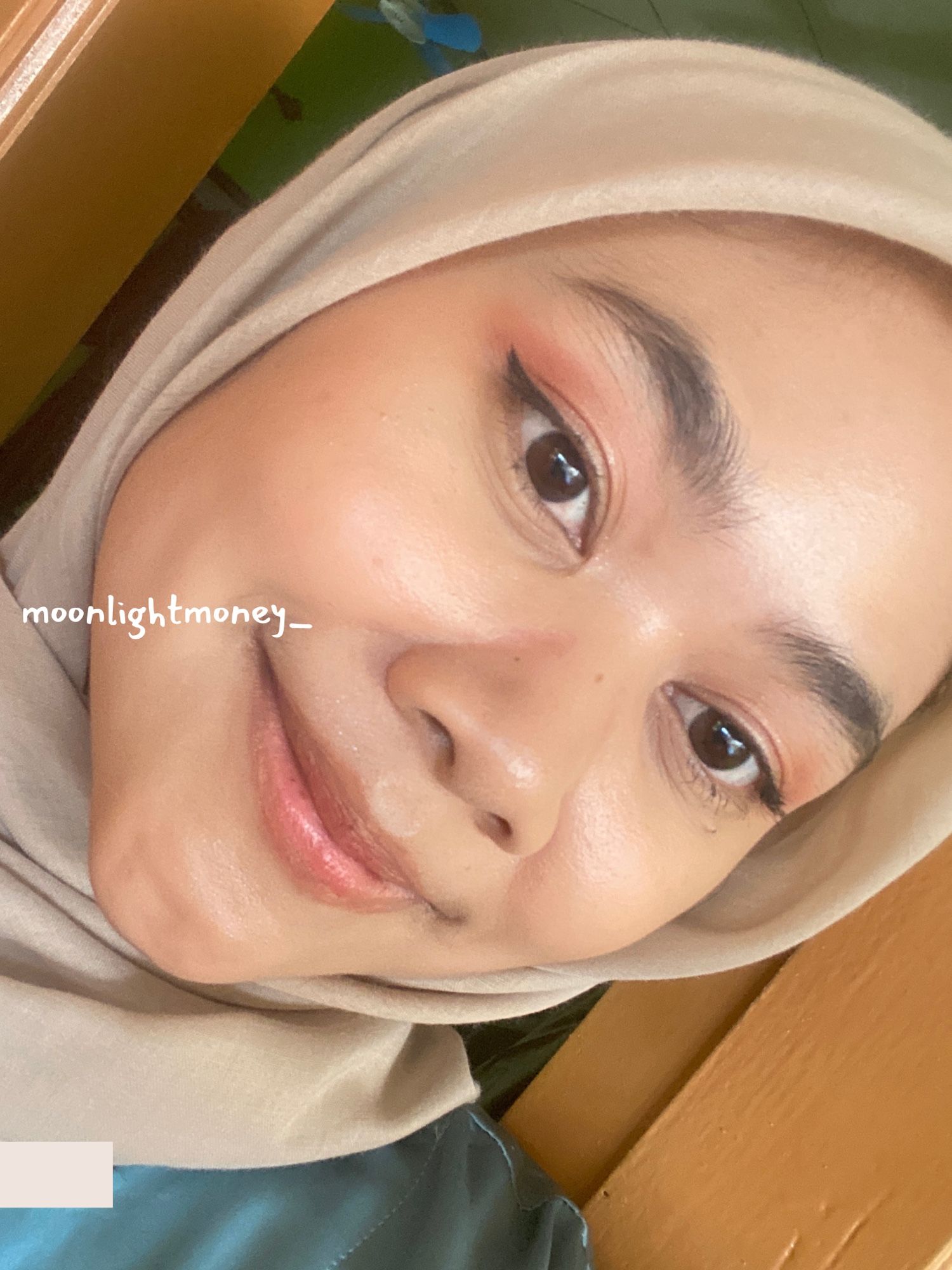 kemarin aku pakai pas bridesmaid ini bener2 tahan seharian di aku ga longsor.

disclaimer aku jg dibantu primer, nnt ak spill ya♥️

foto ini aku ambil sore pas udah selesai acara, posisinya jg aku udh lepas softlens. tp masi ok bgt lho, selain bagian hidung bekas kacamata ya