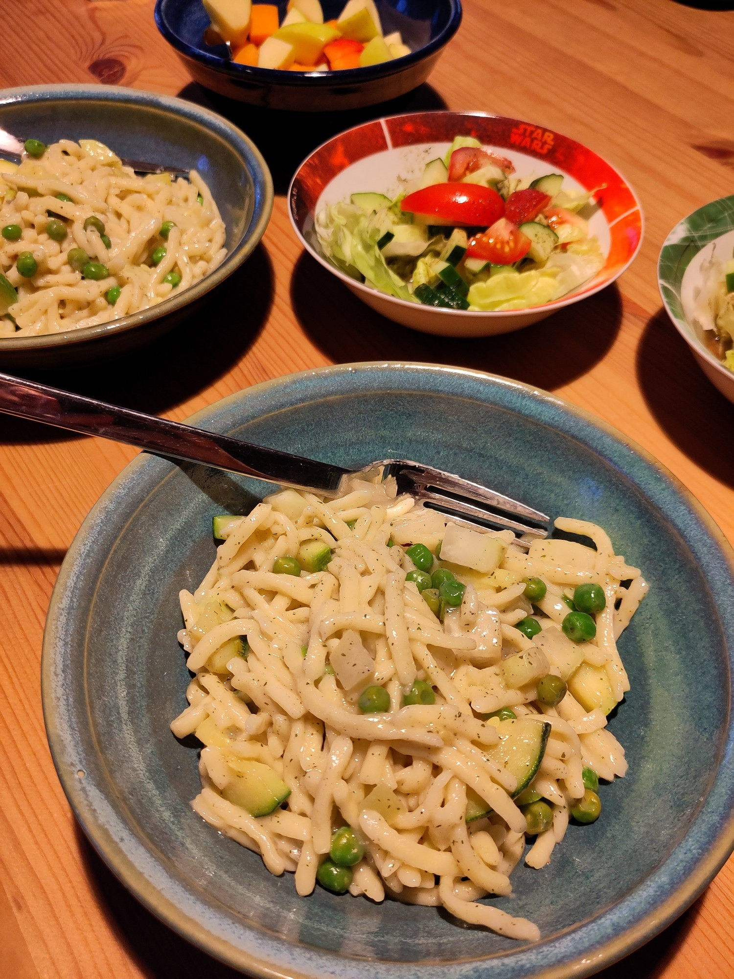 Spätzlepfanne mit Salat