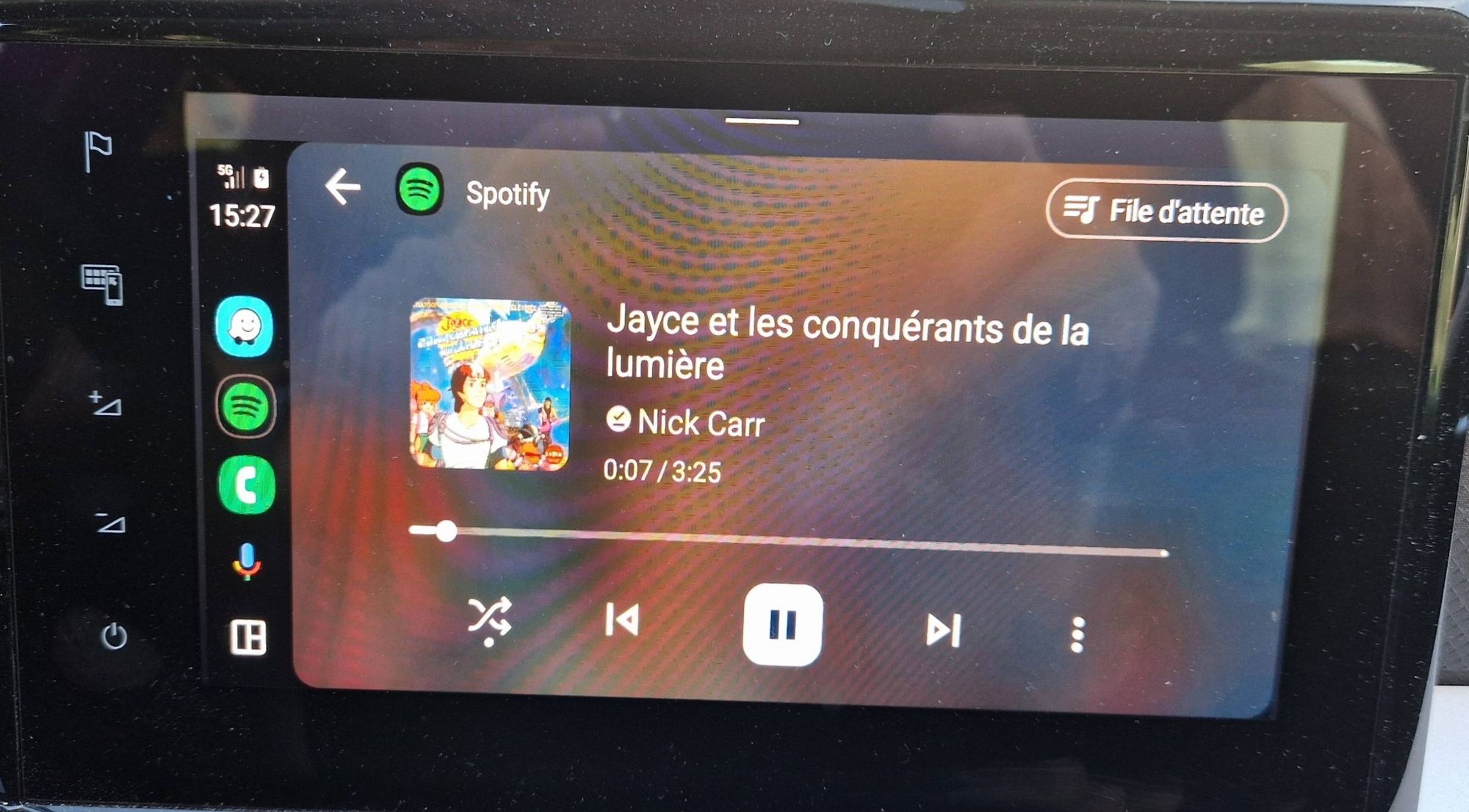 Photographie de l'interface d'endroit Auto, sur laquelle Spotify (lecteur audio) joue le générique de "Jayce et les conquérants de la lumière"