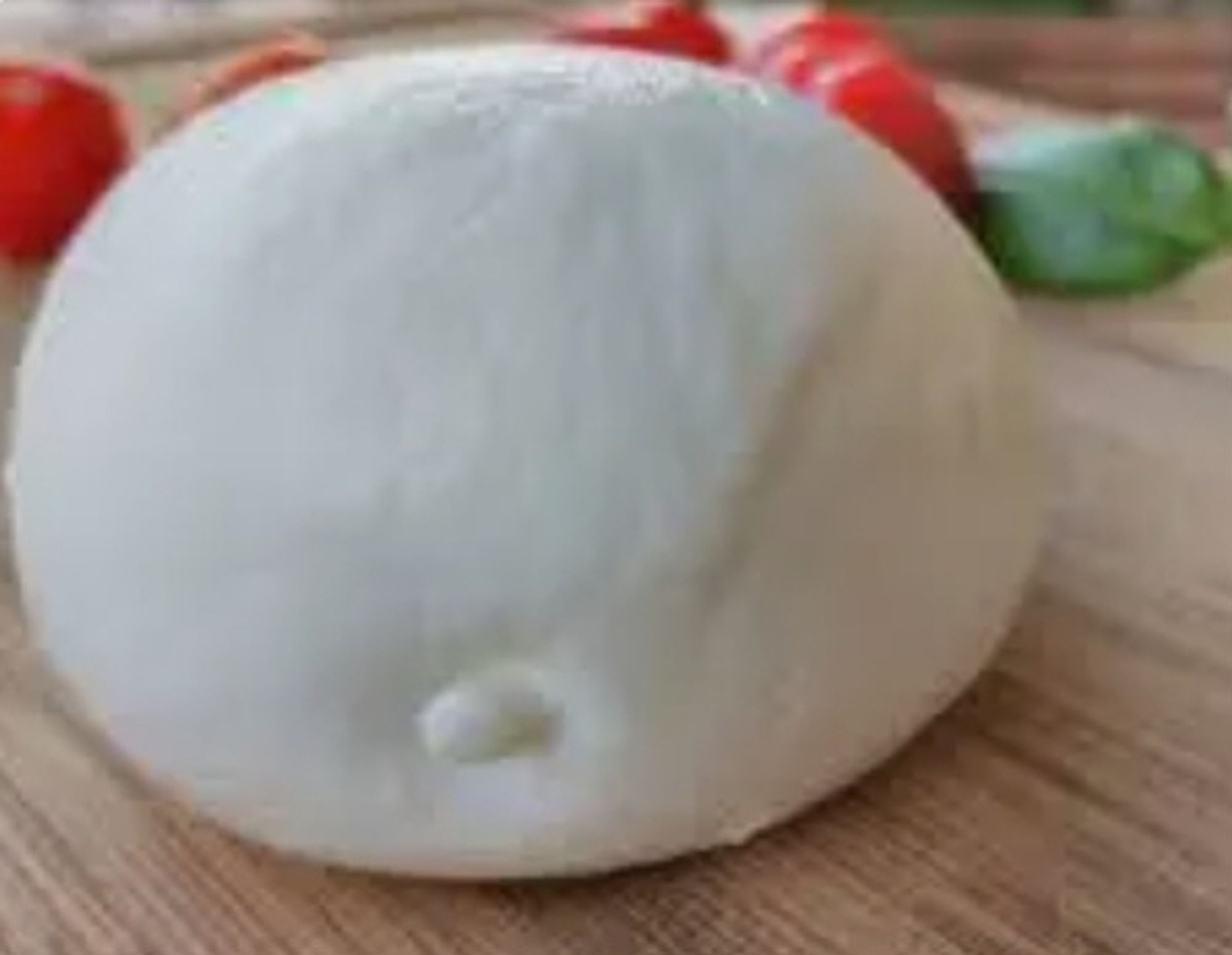 Mozzarella auf einem Holzbrett