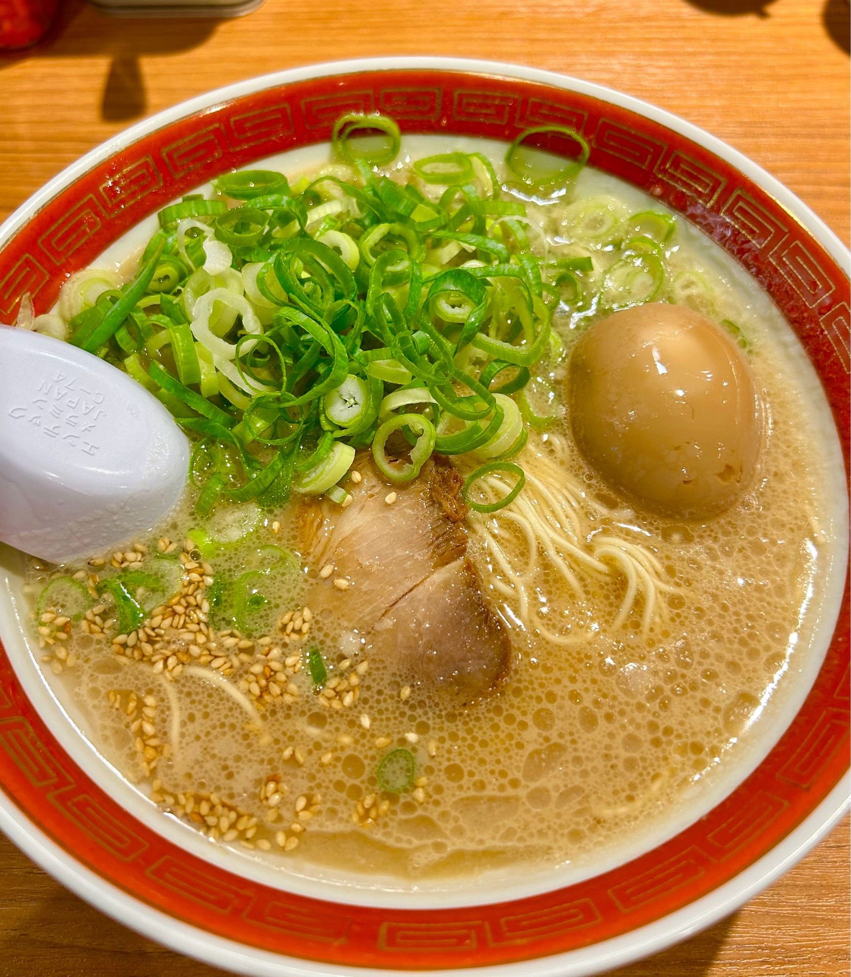 ねぎ豚骨ラーメン
煮卵加えて