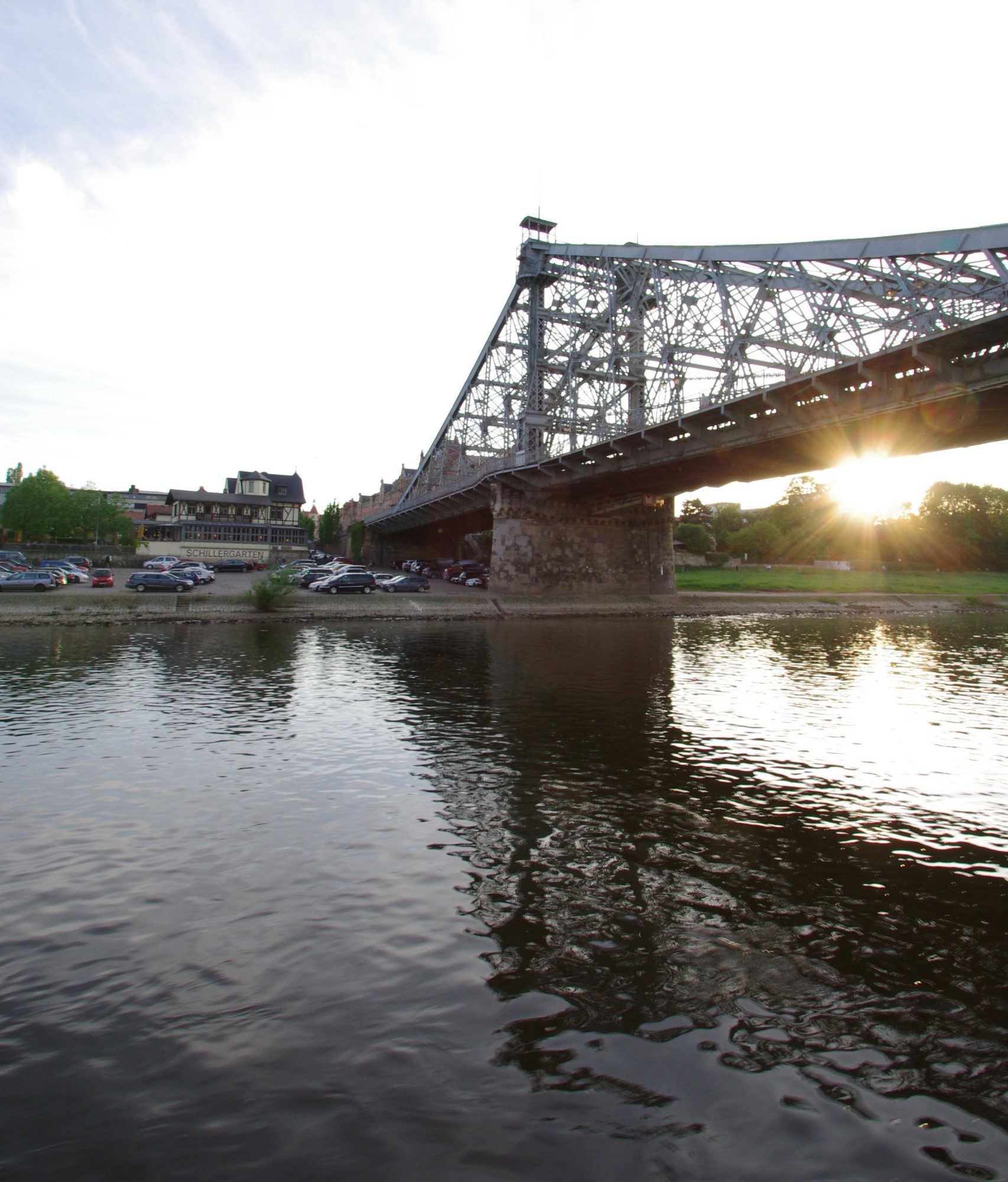 Brücke über einem Fluss, untergehende sonne im Hintergrund