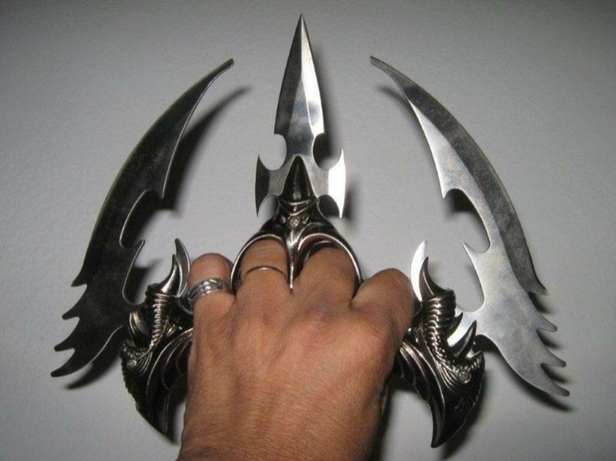 knife and brass knuckle hybrid