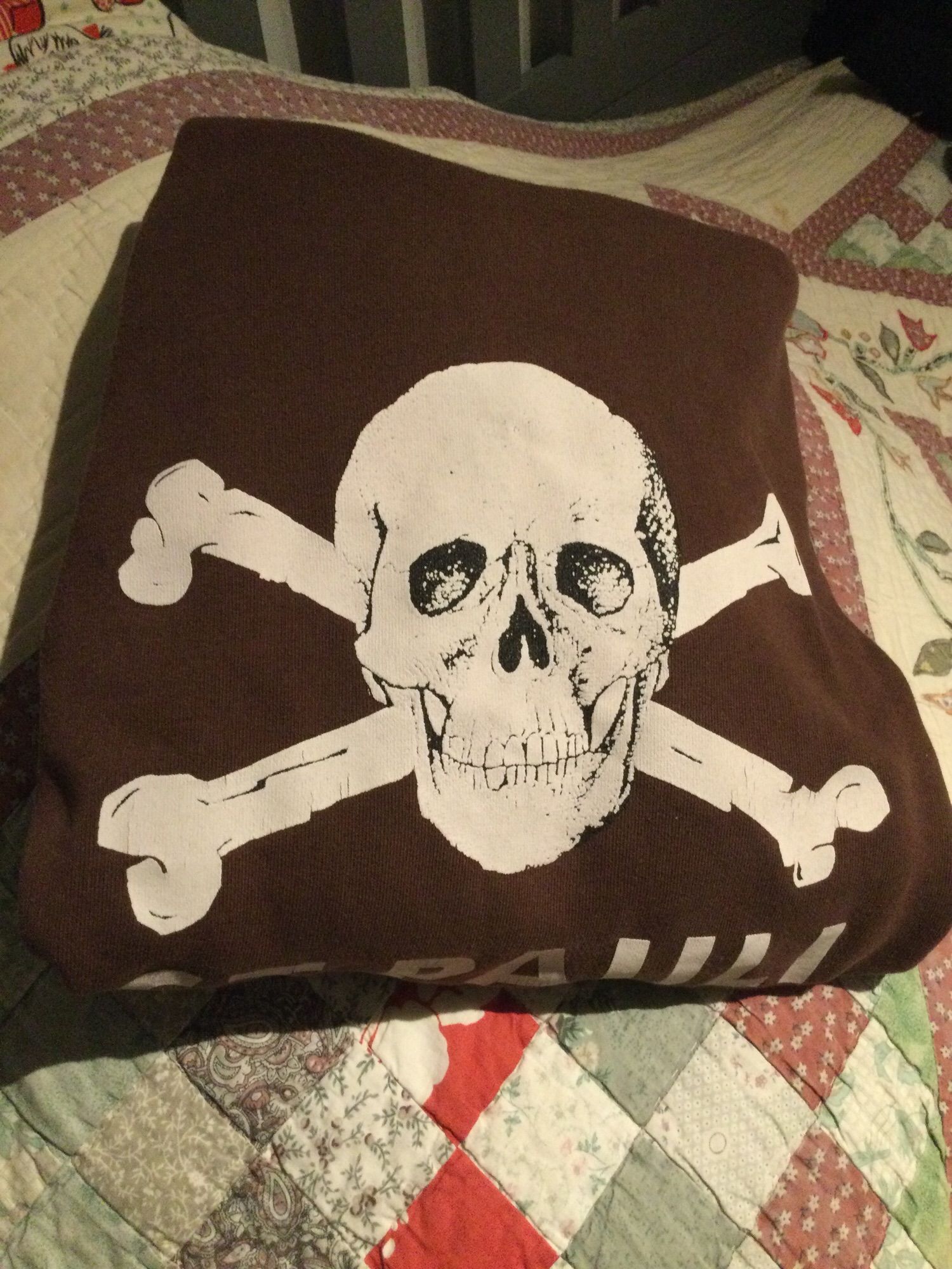 Brauner Kapuzenpulli mit St.Pauli Totenkopf auf der Brust