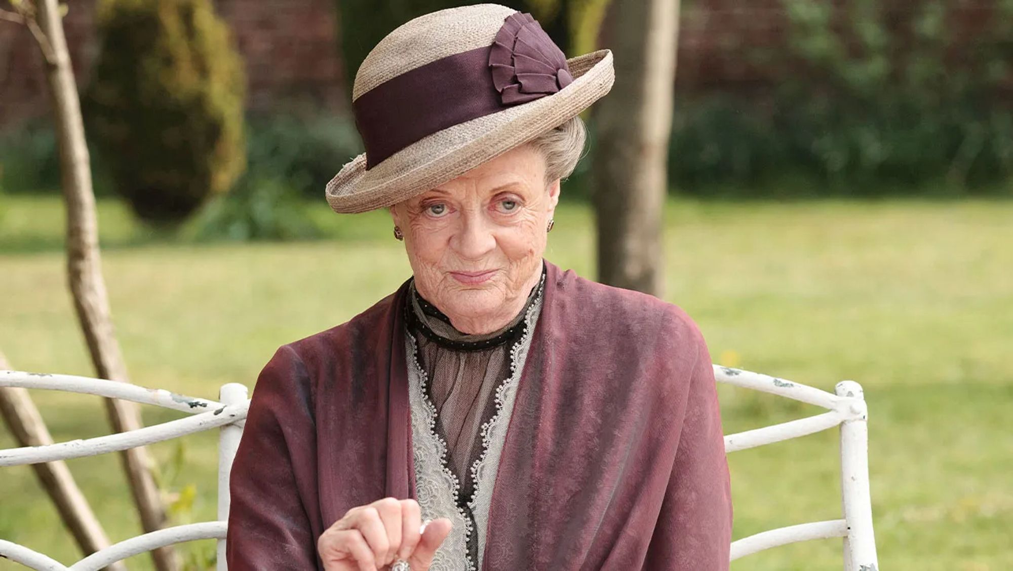 Maggie Smith caracterizada como Lady Violet Crawley no seriado Downton Abbey)