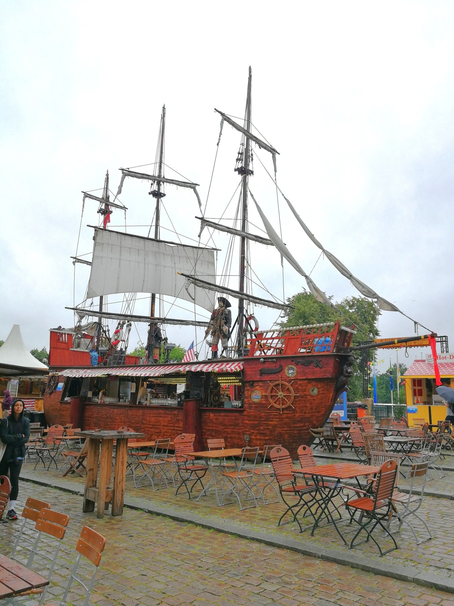 Nachbau eines Segelschiffs als Bar