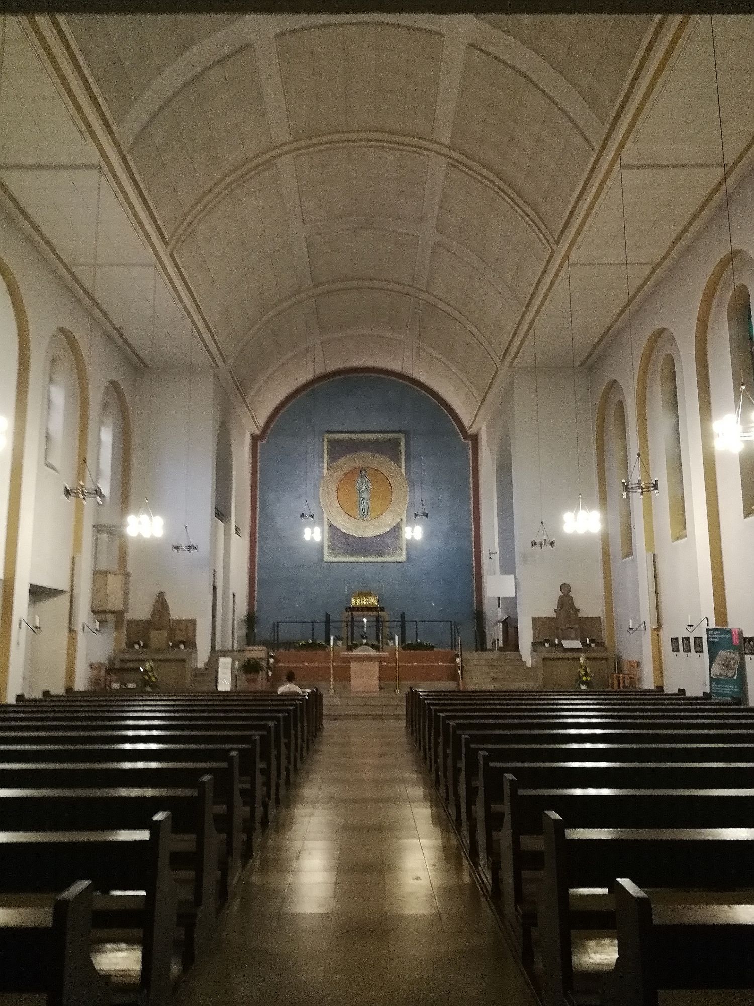 Innenraum der Kirche, schlicht gehalten, im Altarraum der Schrein mit den Gebeinen