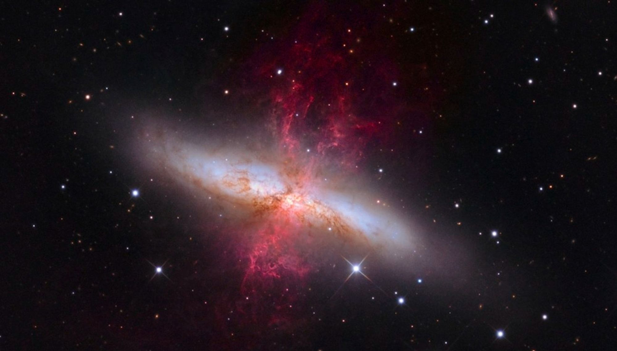 La matière expulsée par la galaxie M82 est visible en rouge sur cette image composite.