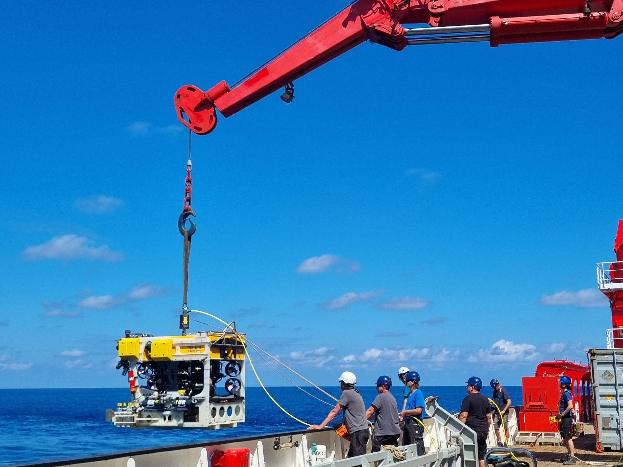 Das Aussetzen des ROV MARUM SQUID erfordert ein koordiniertes Zusammenarbeiten zwischen Brücke, Decksmannschaft und ROV Team. Foto: MARUM – Zentrum für Marine Umweltwissenschaften, Universität Bremen; C. Wienberg