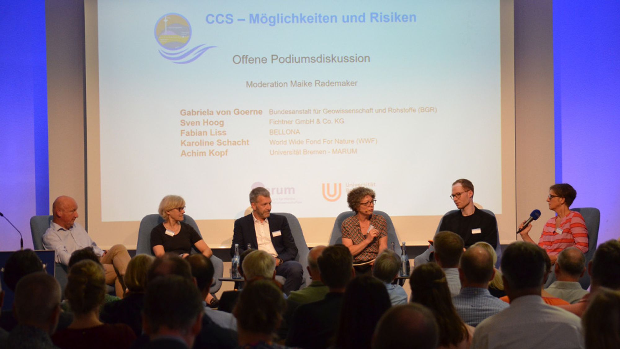 Das Podium bei der jüngsten MARUM-Dialogveranstaltung (von links): Prof. Dr. Achim Kopf, Dr. Gabriela von Goerne, Dr. Sven Hoog, Maike Rademaker, Fabian Liss und Karoline Schacht. Foto: MARUM – Zentrum für Marine Umweltwissenschaften, Universität Bremen; U. Prange