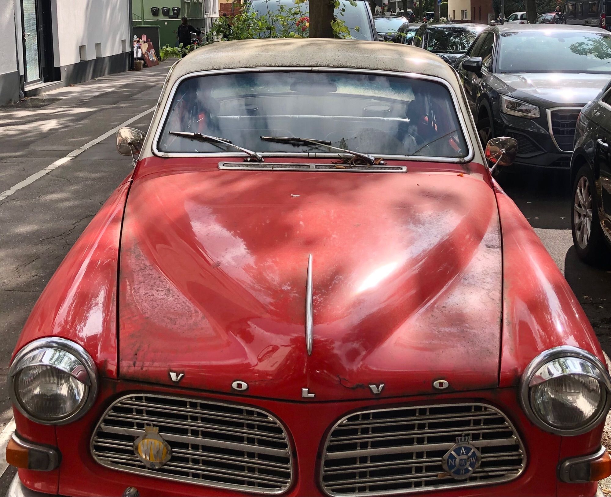 Ein roter Volvo in einer Straße in Nippes