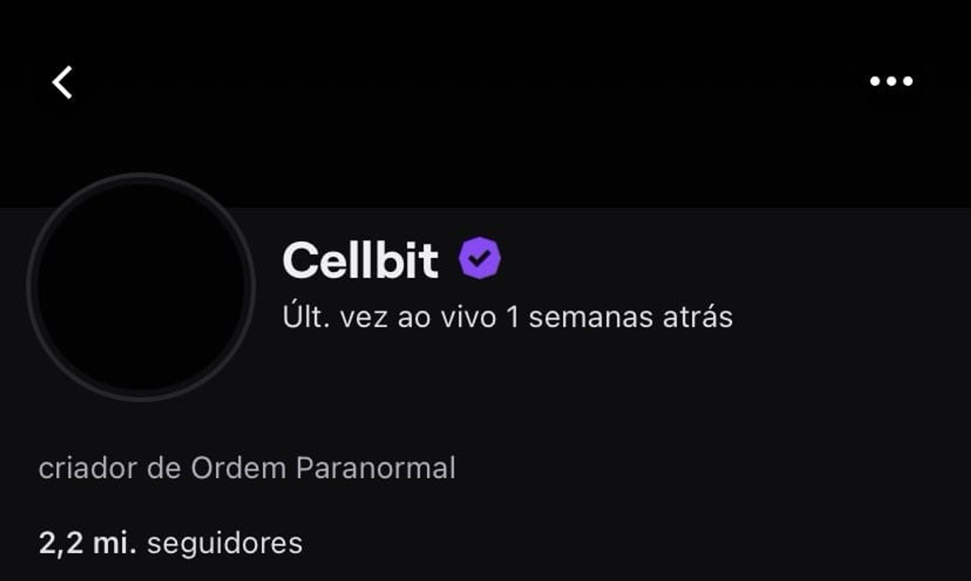 Captura de tela do canal do Cellbit na Twitch. No ícone, uma foto preta; No lado direito escrito “Cellbit” com um símbolo de verificação roxo ao lado; Abaixo “Última vez ao vivo 1 semana atrás”; Abaixo “criador de Ordem Paranormal”; Abaixo “2,2 milhões de seguidores”. O fundo é Preto.