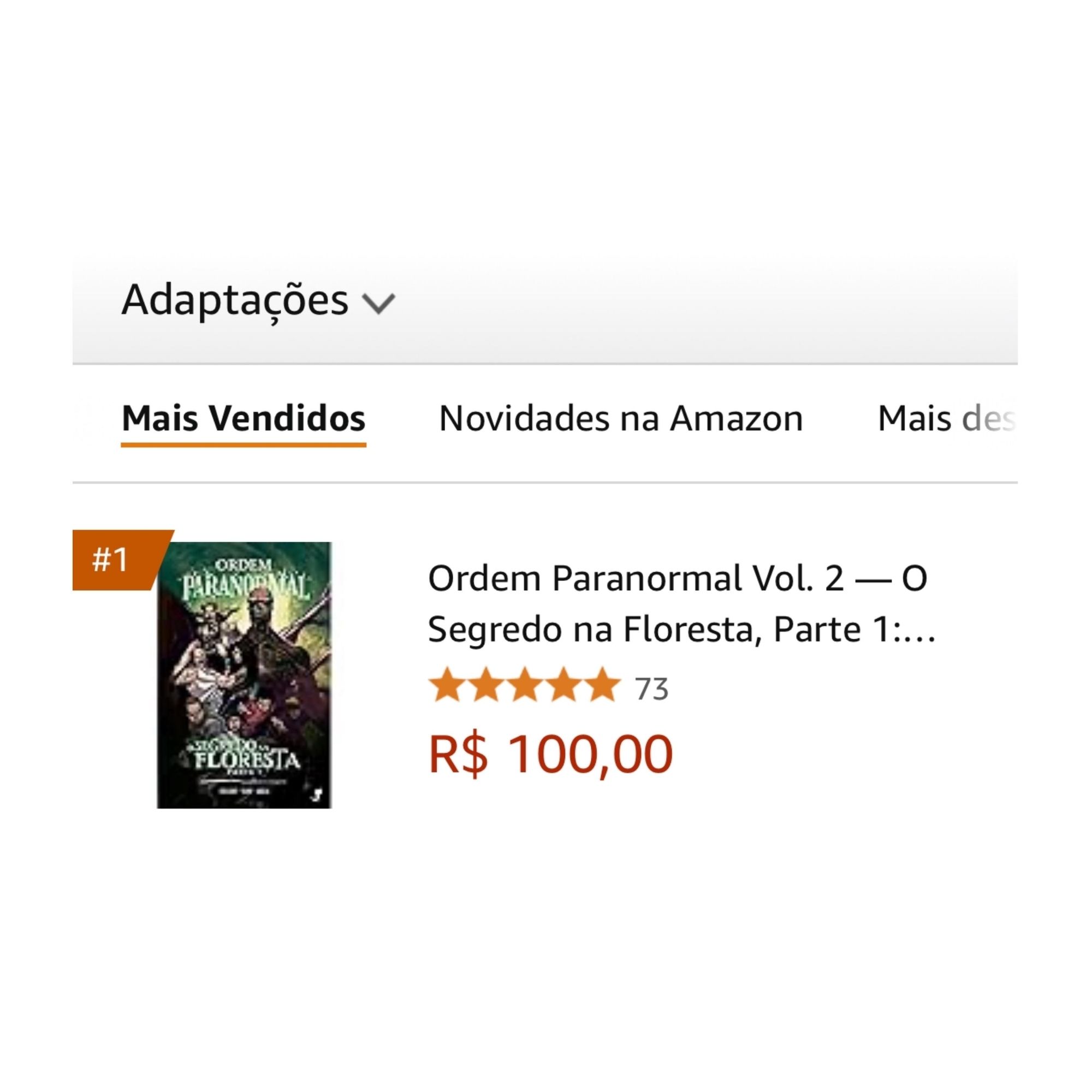 Captura de tela da página da Amazon de mais vendidos de adaptações. A página contém no topo escrito em cinza  "Adaptações", seguido da sessão selecionada de "Mais Vendidos". Em primeiro lugar, a HQ "O Segredo na Floresta: Parte 1". Se vê, da esquerda para a direita, um selo laranja com o número 1, no canto superior esquerdo da capa da HQ, seguida de seu título em preto à esquerda. Abaixo do título, 5 estrelas laranjas com o número 73 em cinza ao lado. O preço está logo abaixo em vermelho, marcando 100 reais.