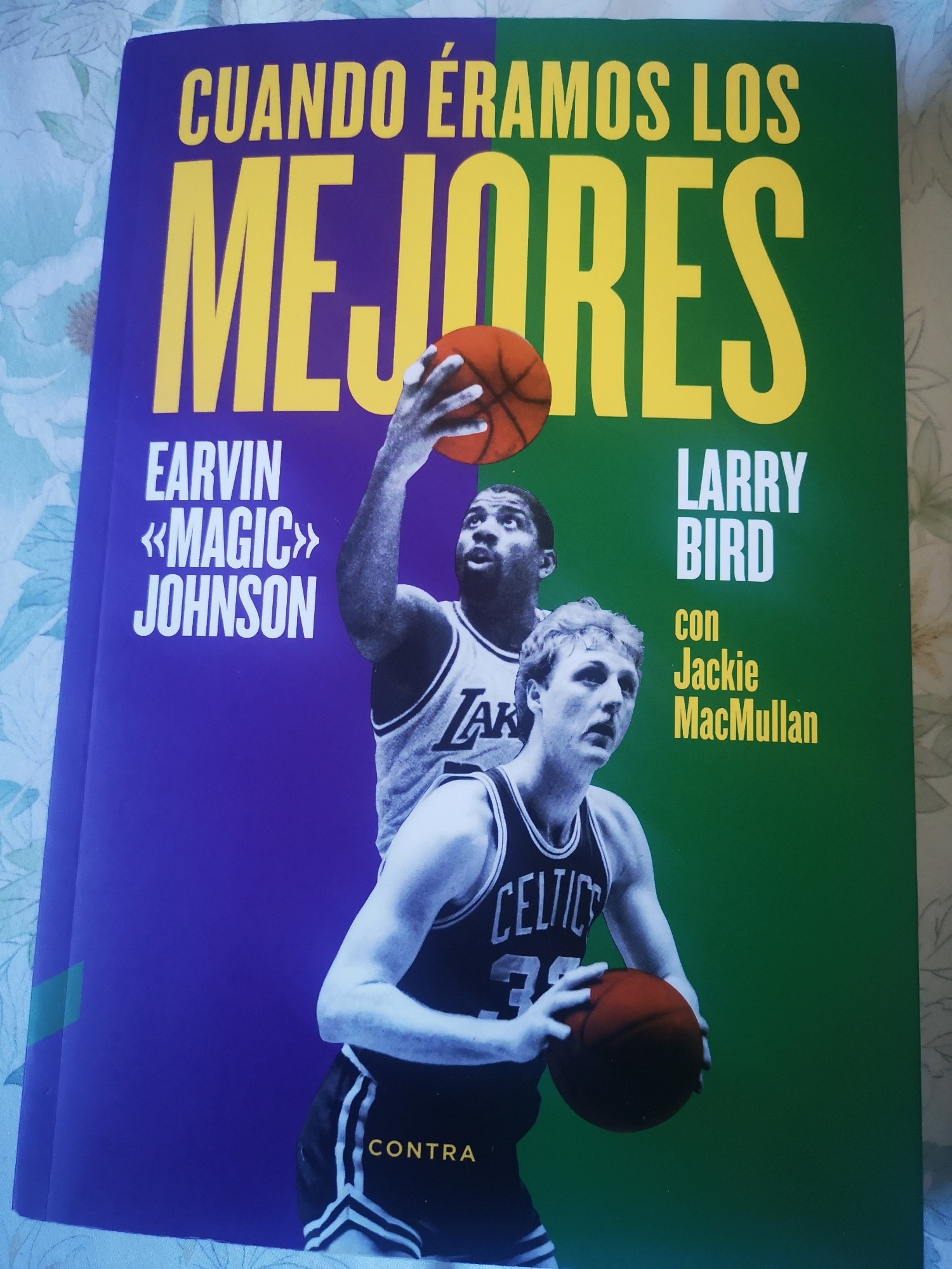 Libro "Cuando éramos los mejores", de los legendarios jugadores de la NBA Larry Bird e Earvin 'Magic' Johnson. 